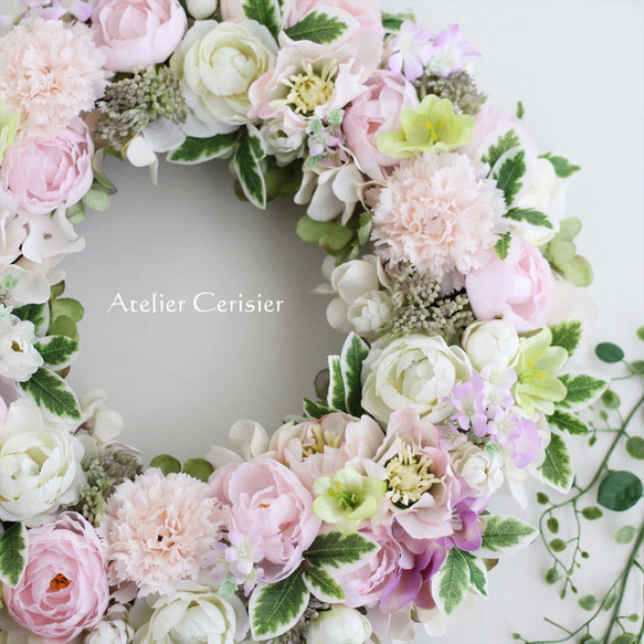 ☆ラナンキュラス クリスマスローズ カーネーション リース＜アーティフィシャルフラワー＞ホワイト ピンク 34センチ 2枚目の画像