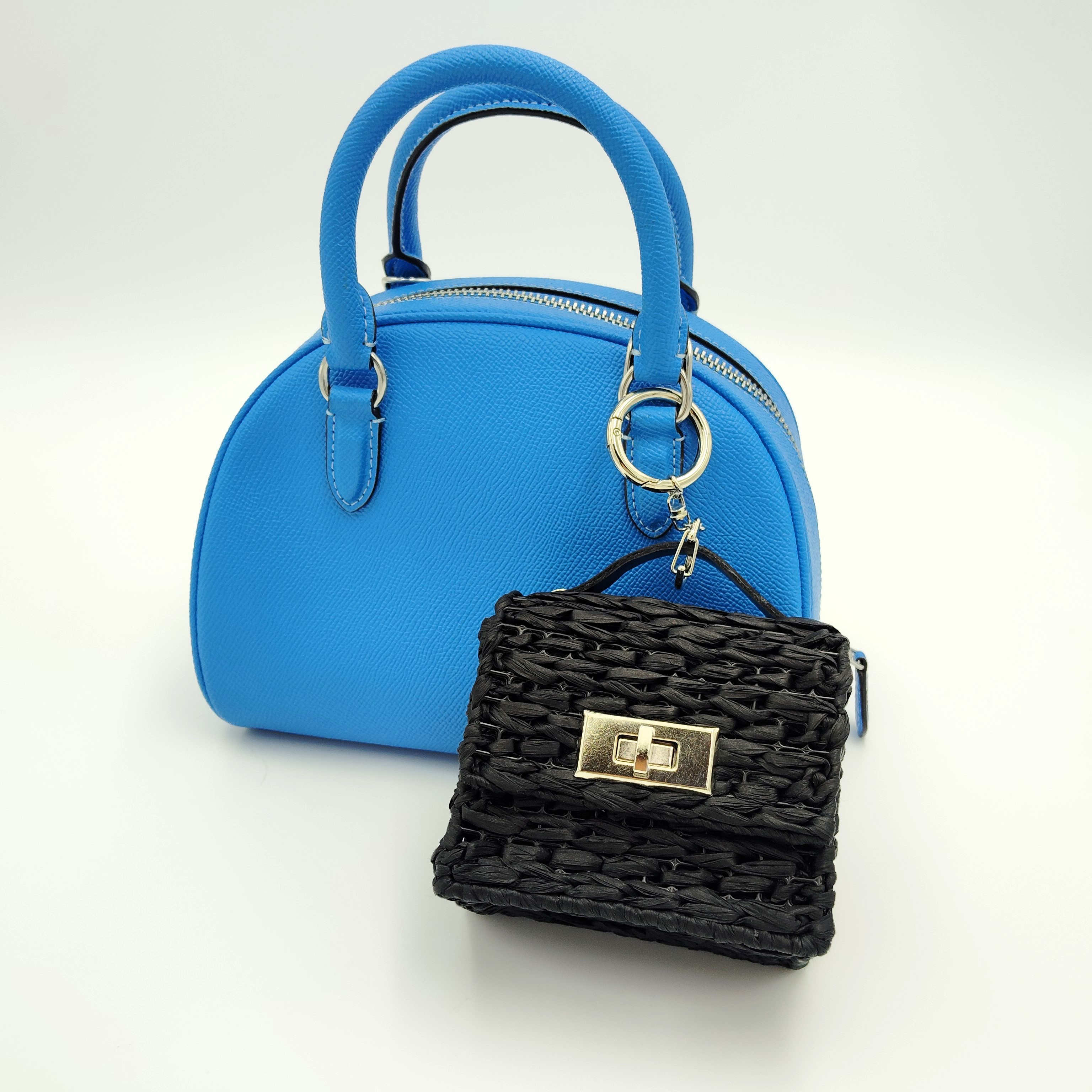 撥水ヤーンで編んだ 自立するミニポシェット｜バッグチャームにもなる カラビナ付き小物入れ（鍵・イヤホン）ブラック