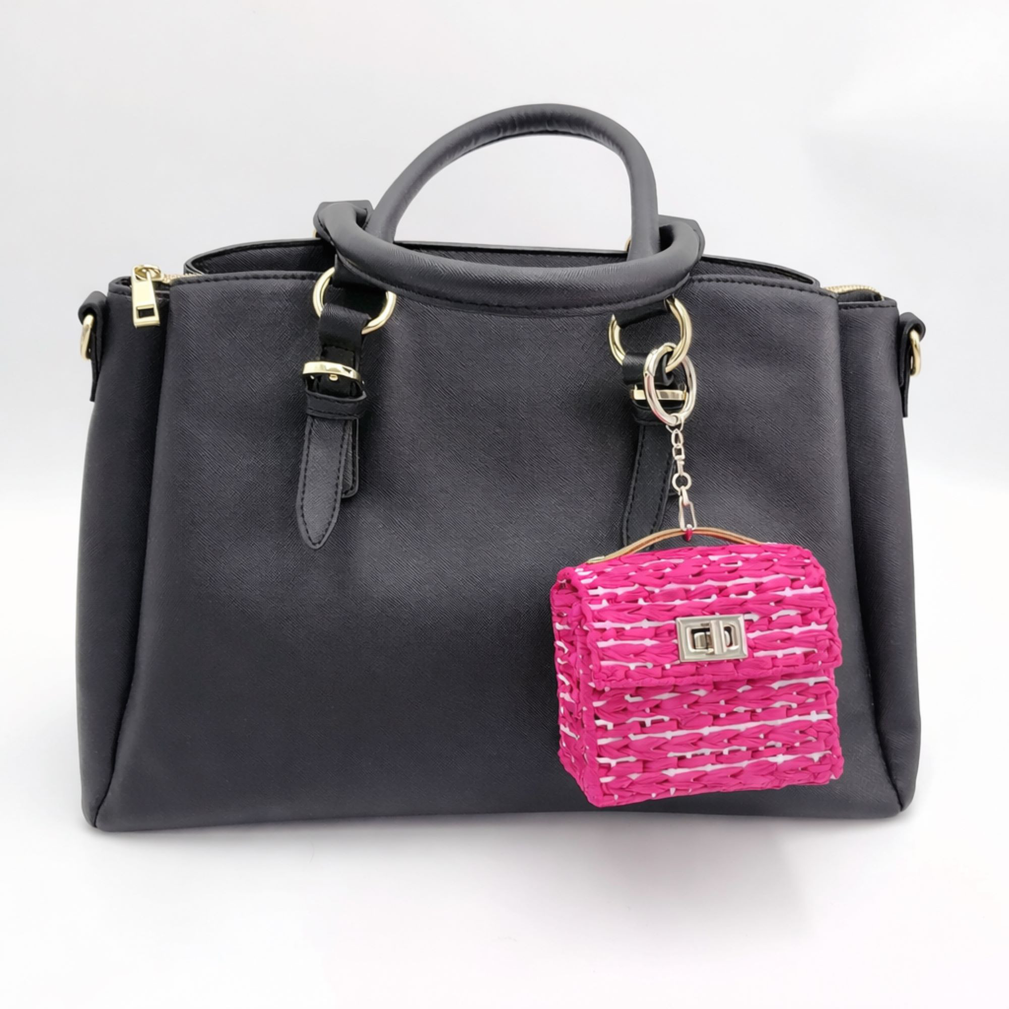 撥水ヤーンで編んだ 自立するミニポシェット｜バッグチャームにもなる カラビナ付き小物入れ（鍵・イヤホン）マゼンタ