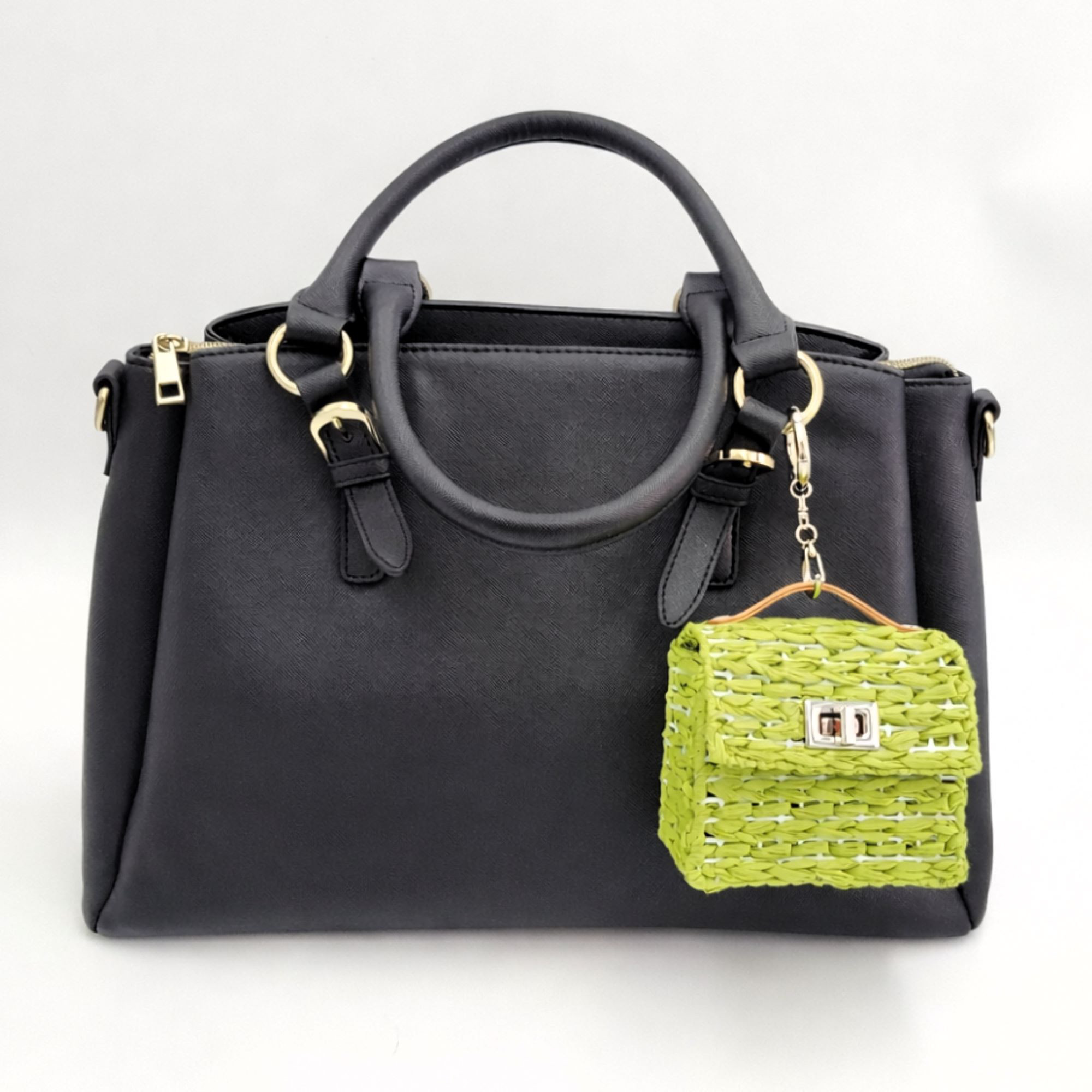 撥水ヤーンで編んだ 自立するミニポシェット｜バッグチャームにもなる カラビナ付き小物入れ（鍵・イヤホン）ピスタチオ