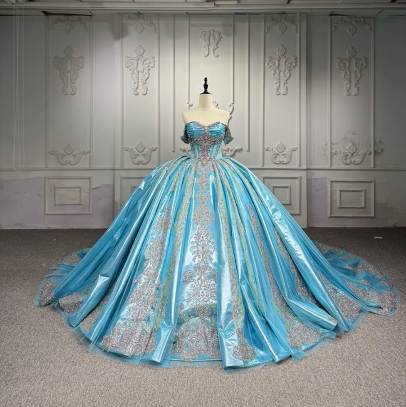 輝く光彩を放つ　オフショルダー　光沢感　二の腕を隠せる　細見えシルエット　可憐なレース　音楽会背中空き　目立つブライダル