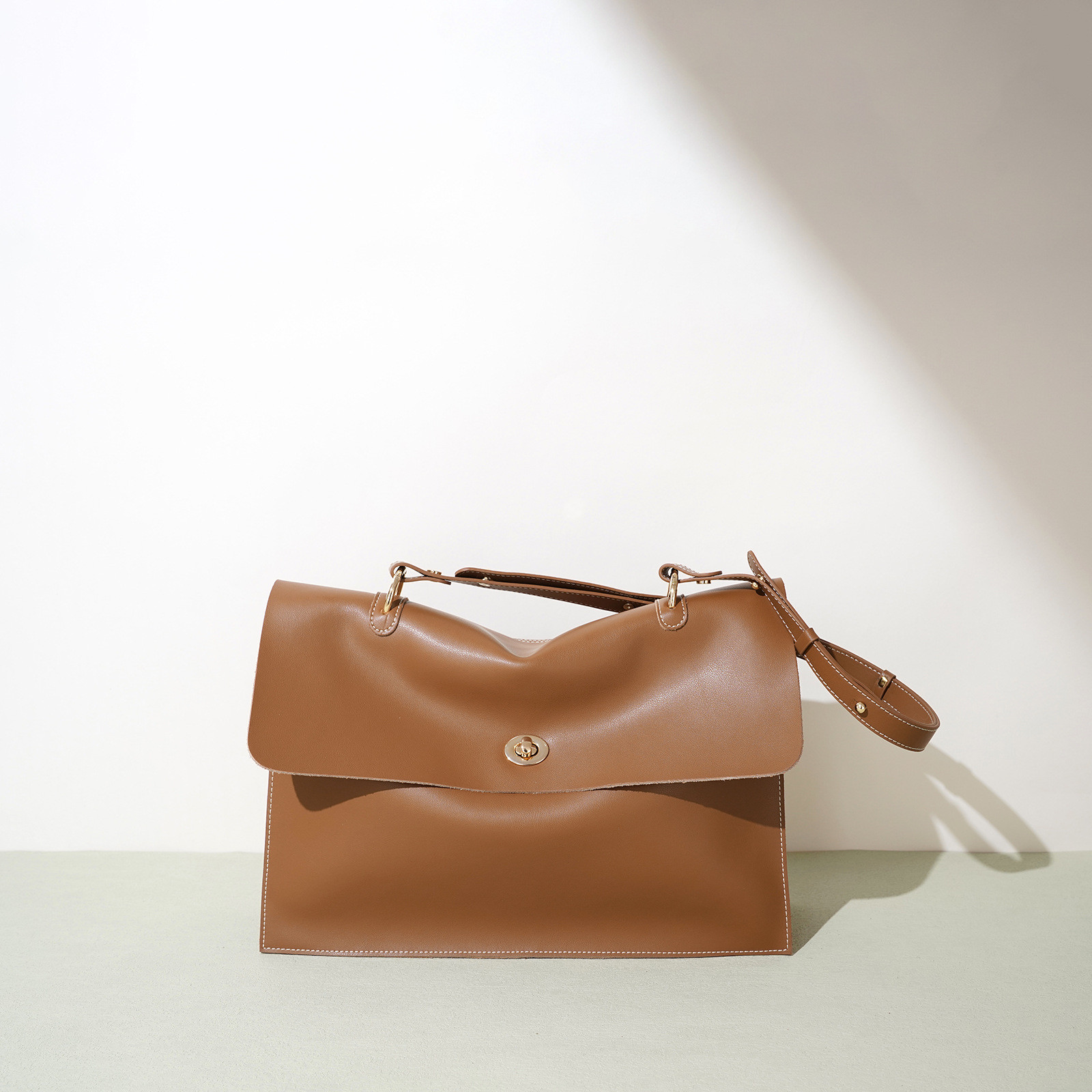 端正な佇まいで魅せる 本革ショルダーバッグ ― 通勤にちょうどいい、洗練された横長フォルム ―