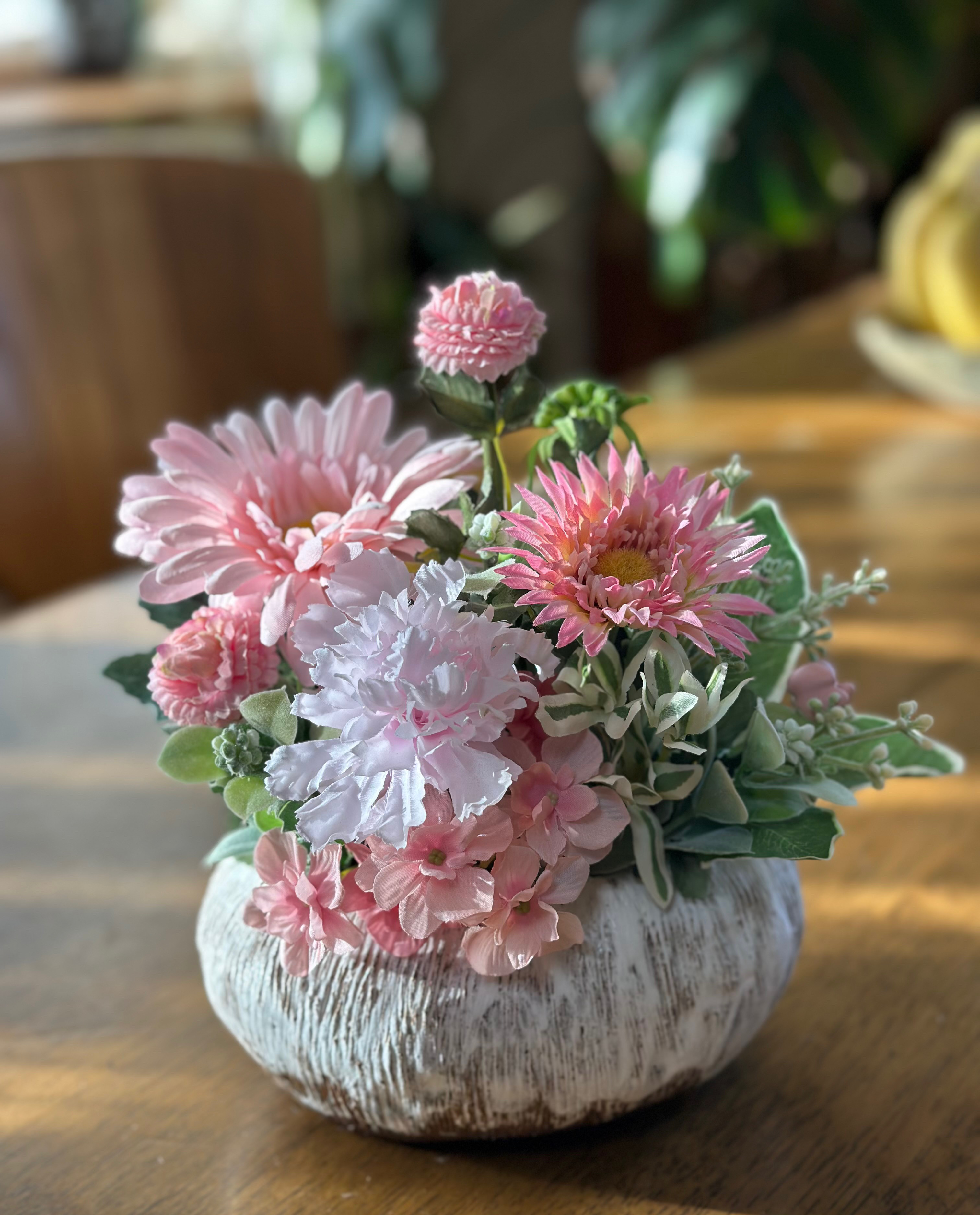 手作り陶器にアレンジした可愛いピンクのお花たち