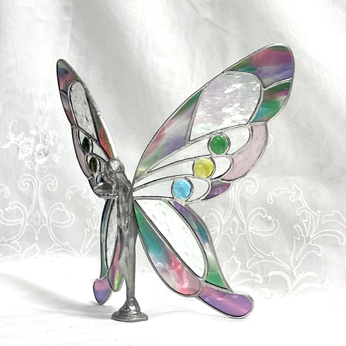 ステンドグラスのバタフライレディ　蝶の置物　フリモントのアンティークガラス使用 ステンドグラスのバタフライレディのフィギュア 蝶の置物 フリモントの