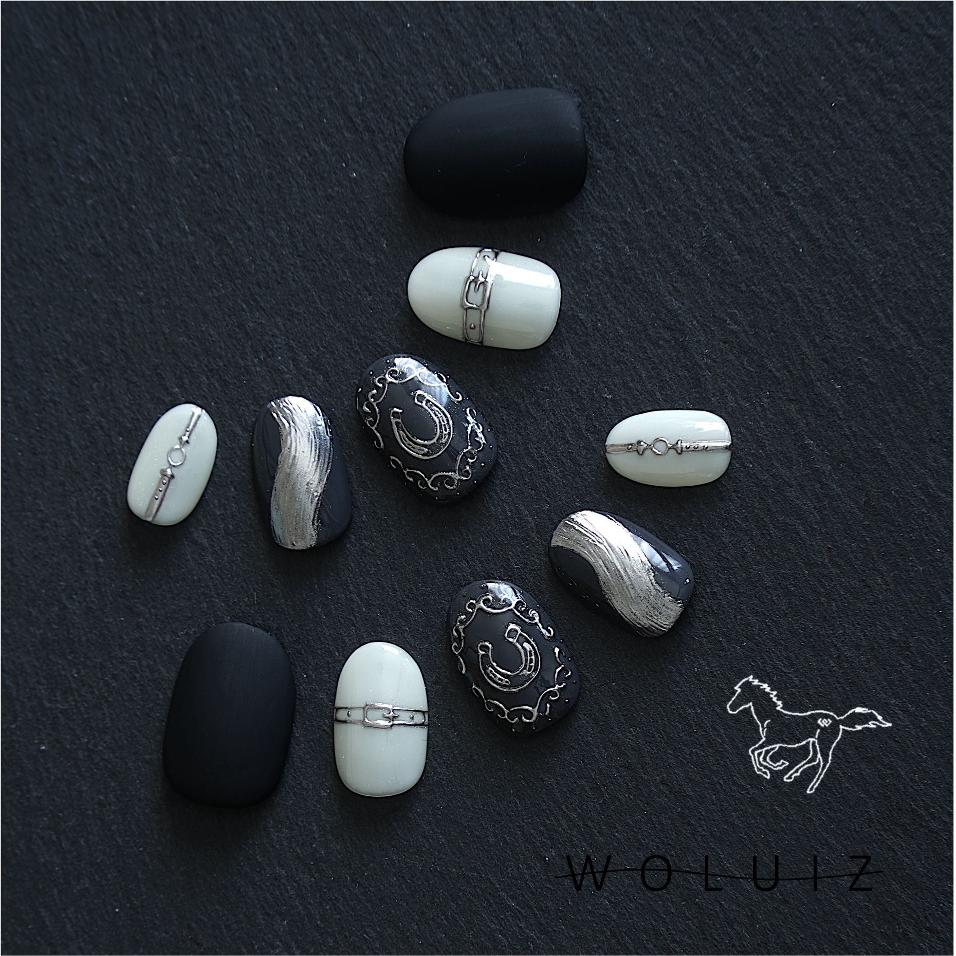 【干支ネイルチップ｜馬】蹄鉄×ベルトモチーフ｜白馬カラー×シルバー｜幸運を呼ぶ大人モードネイル