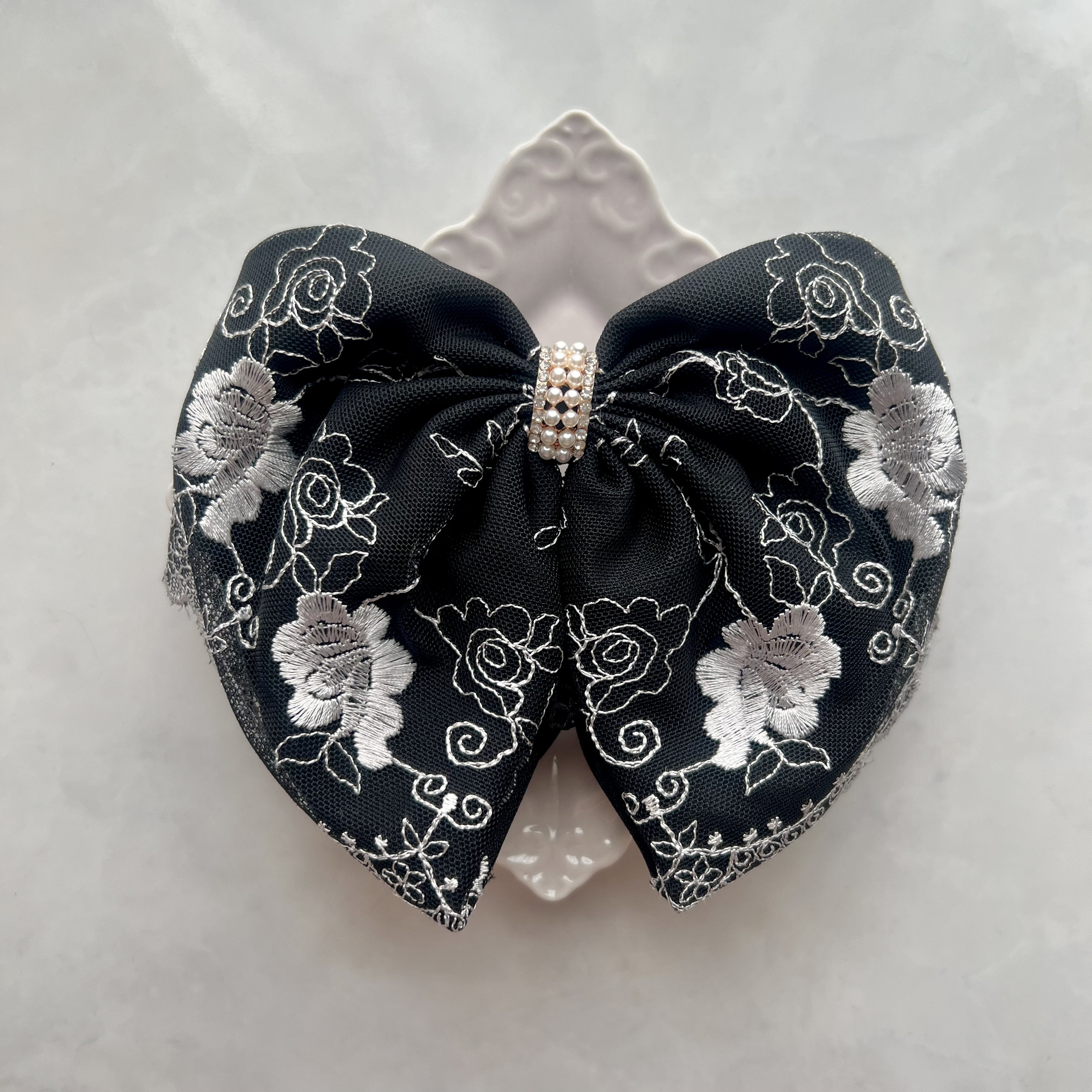 【new】ブラック×花柄レースのシニヨンネットバレッタ(薄手生地) ネット付きリボンバレッタ　黒　パール