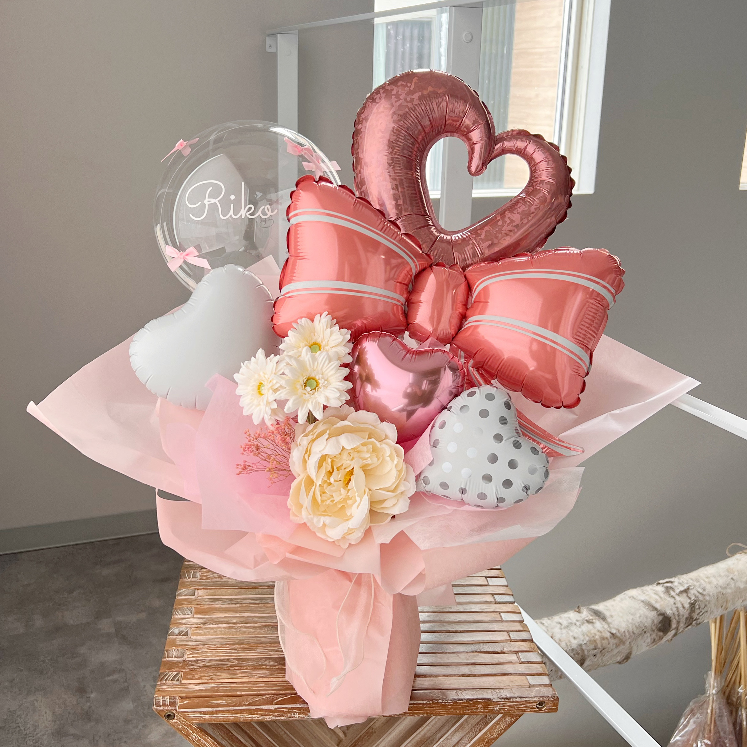 お花屋さんのバルーンフラワー　花束　B312　リボン ピンク　成人式　卒業式　結婚祝い　誕生日　開院祝い　発表会