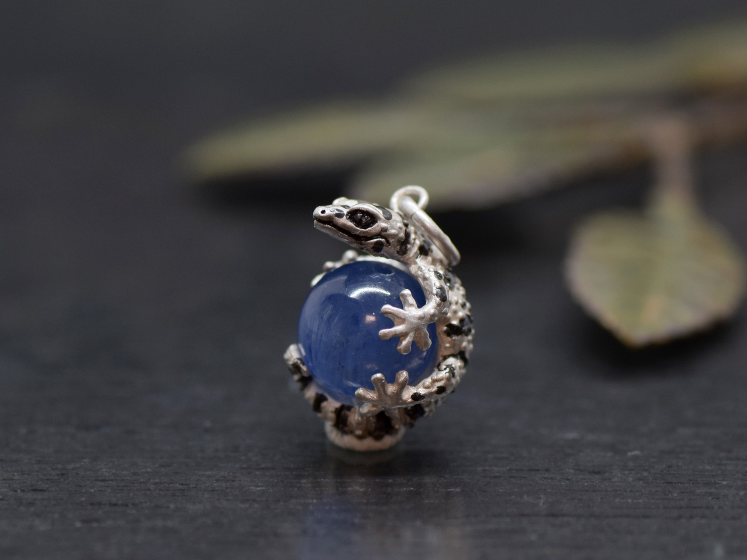 限定1点　レオパードゲッコー (ヒョウモントカゲモドキ) 玉ペンダント   カイヤナイト　革ひもネックレス付き