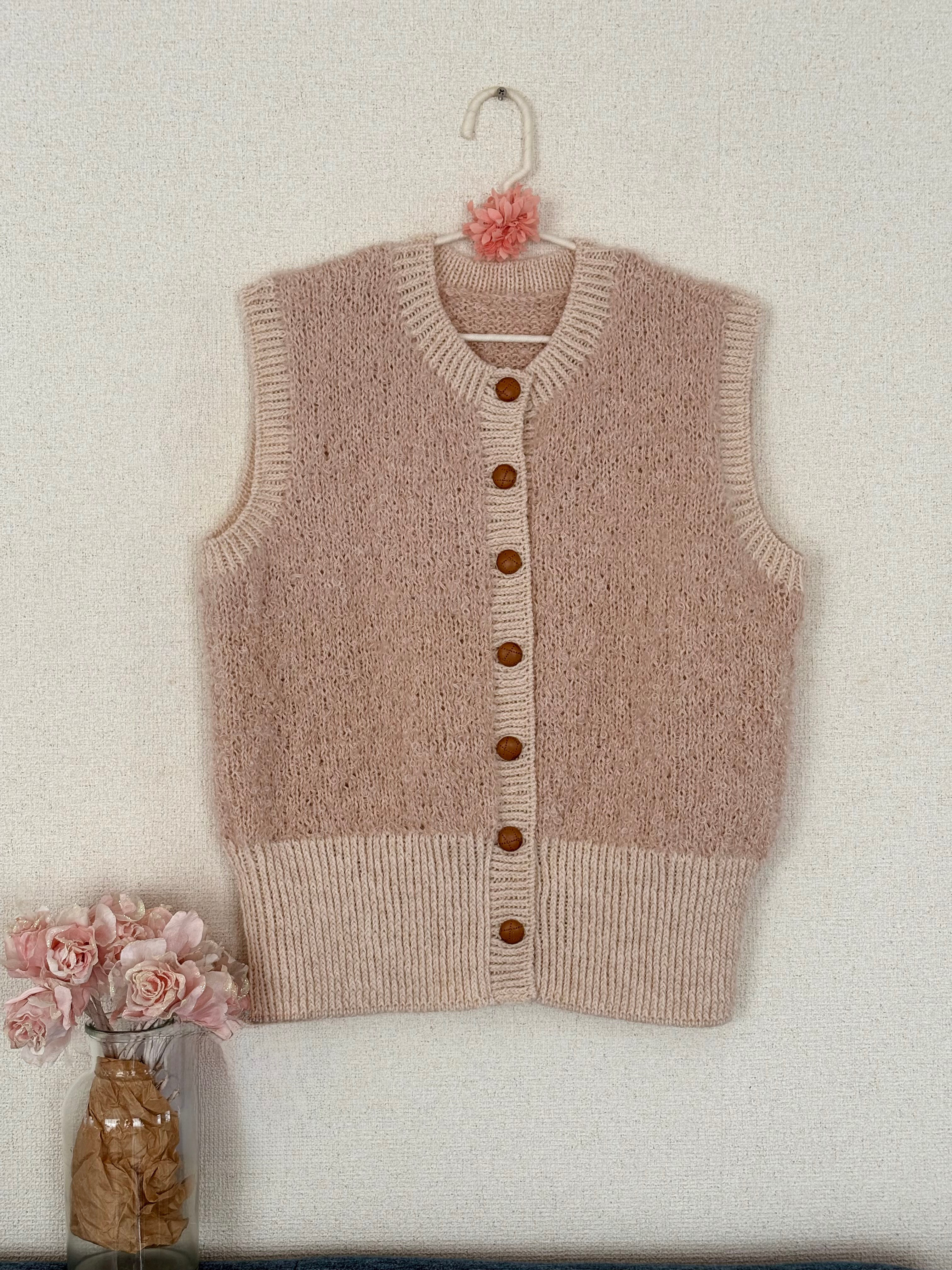 ピンクベージュのモフモフプードル糸ベスト　ボタンがかわいい手編みベスト　人気のモフモフ毛糸（送料無料）