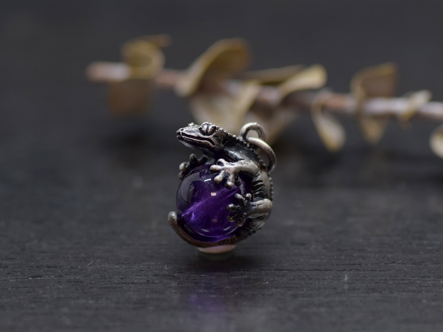 限定１点　クレステッドゲッコー(オウカンミカドヤモリ)玉ペンダント　アメジスト　革ひもネックレス付き