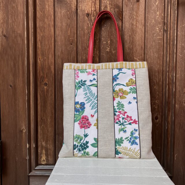 A4収納手提げバッグ　縦ラインの花畑