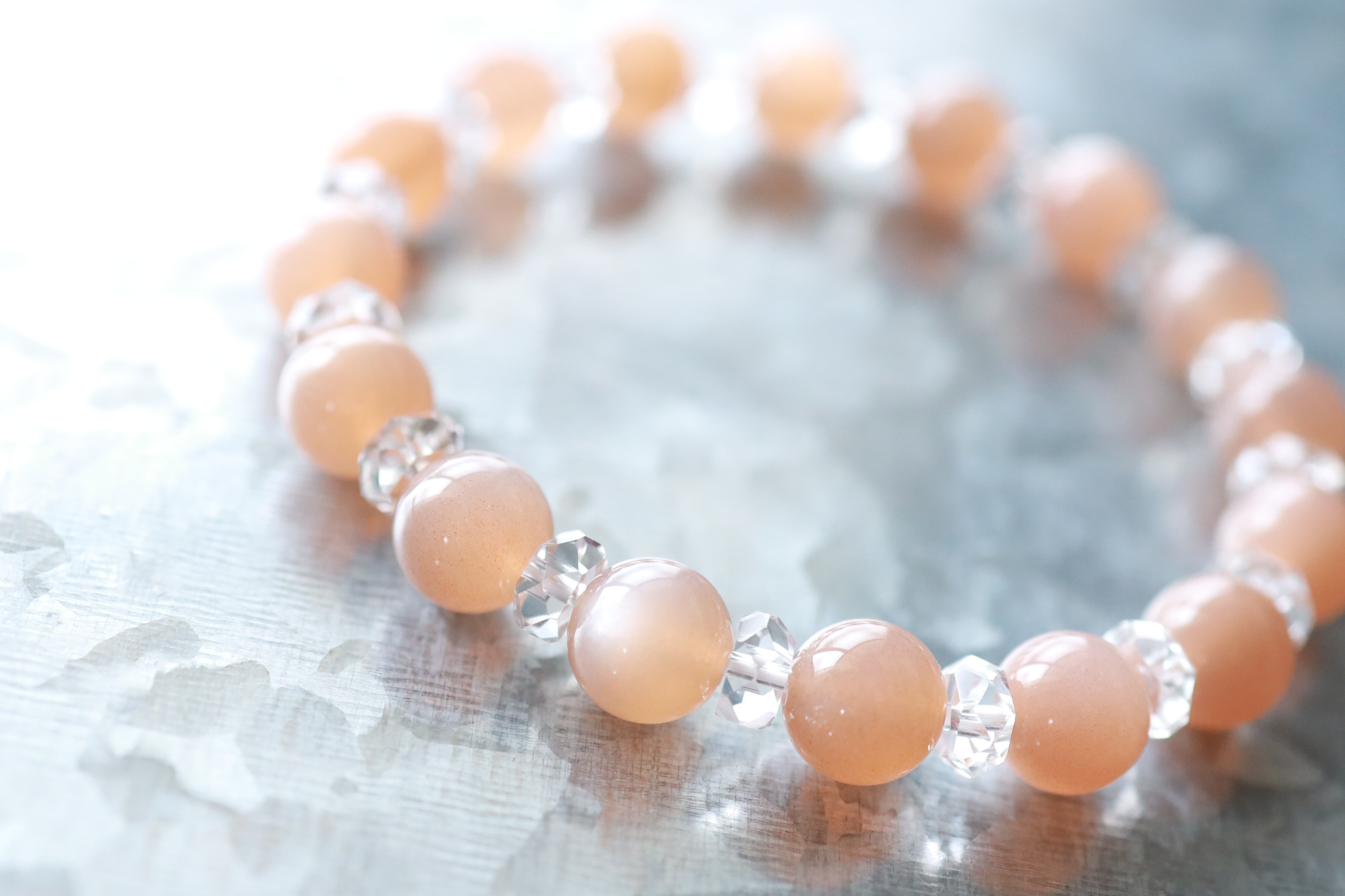 …☆プレミアムブレス☆月のパワーを秘めた愛を伝える石☆オレンジムーンストーン：8ミリ＆水晶☆天然石☆…