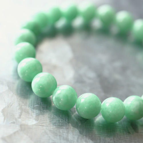 ミャンマー産 翡翠原石451g 薄いグリーンの色合い 光の透過が高い石質