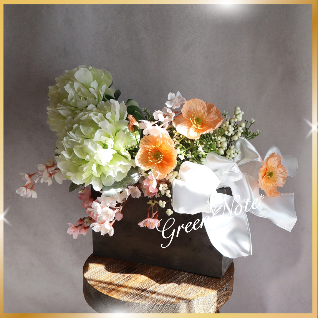 大輪のホワイトダリアとシャーベットオレンジのポピーに桜　おリボンが美しいアレンジメント