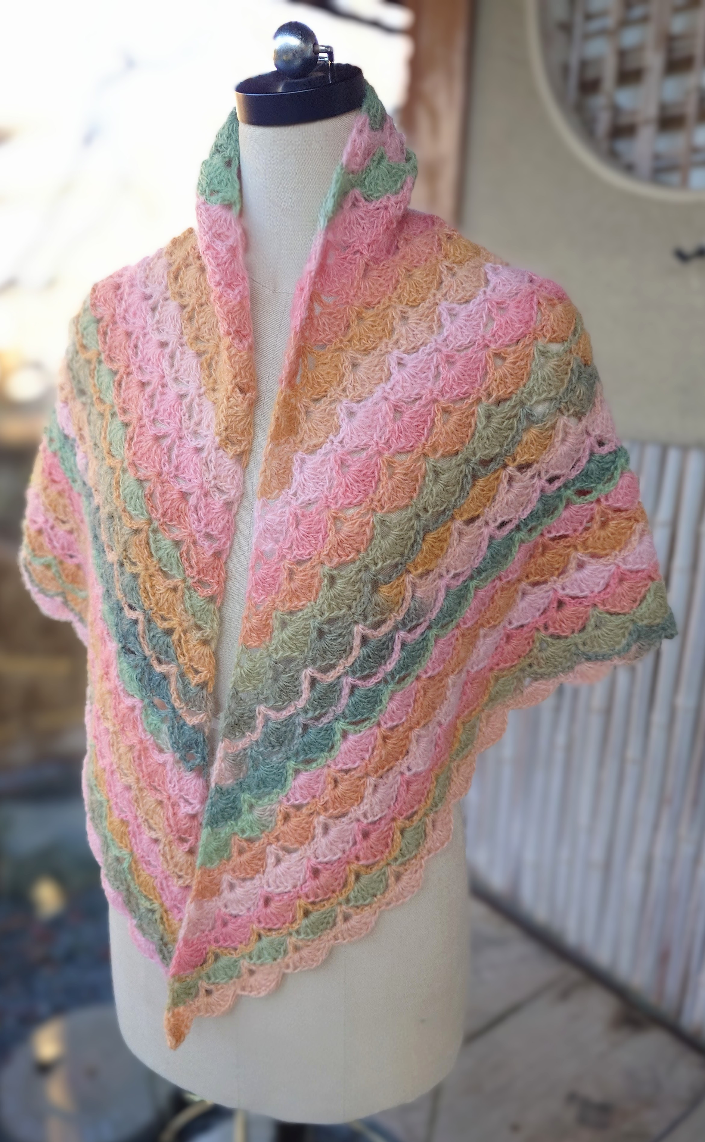 三角ショール/かぎ針編み/イエベカラー/サーモンピンク/ レトロ可愛い/大判ショール/春色カラー/ふわふわ