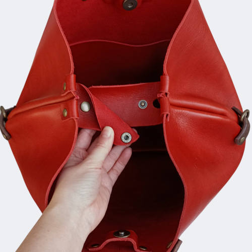 2つのデザインを楽しめるA4対応2wayレザートートバッグ(M) レッド