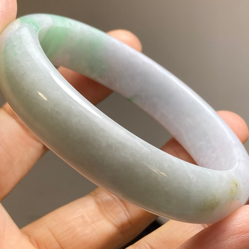 BG9-54 白底若緑 57.0mm ミャンマー産 A貨 本翡翠 バングル バングル