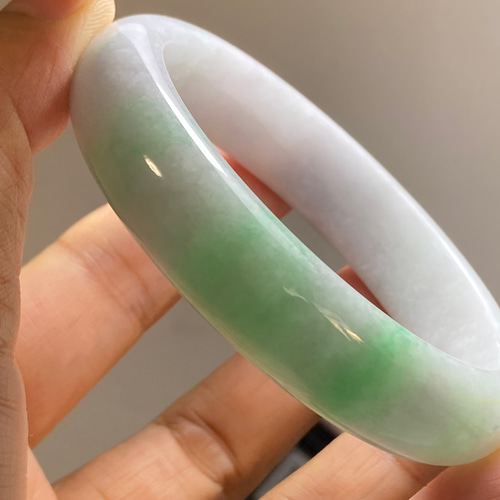 ミャンマー産天然本翡翠　A貨　春彩色　バングル　〜57 BG9-54 白底若緑 57.0mm ミャンマー産 A貨 本翡翠 バングル バングル