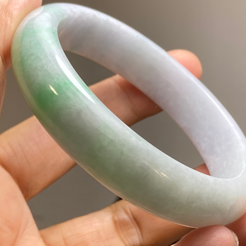 BG9-54 白底若緑 57.0mm ミャンマー産 A貨 本翡翠 バングル バングル