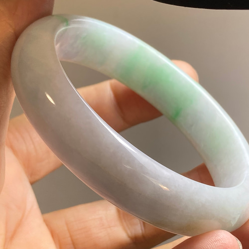 BG9-54 白底若緑 57.0mm ミャンマー産 A貨 本翡翠 バングル バングル