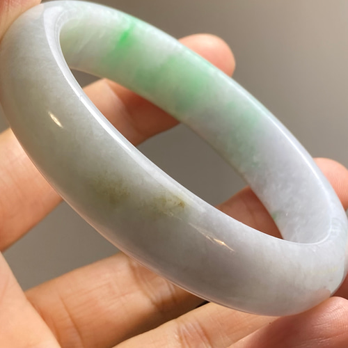 BG9-54 白底若緑 57.0mm ミャンマー産 A貨 本翡翠 バングル バングル