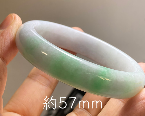 本翡翠バングル　ミャンマー産　みずみずしい　お買い得 本翡翠バングル ミャンマー産 陽緑 みずみずしい 希少 魔除け お守り