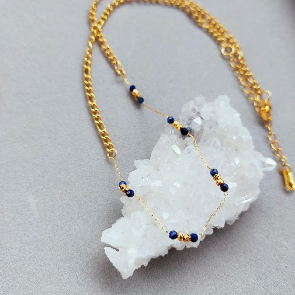 【上品なシンプルさ】　長さ調節可能　2mm　天然石　ラピスラズリ　ネックレス　シンプル　華奢　サージカルステンレス