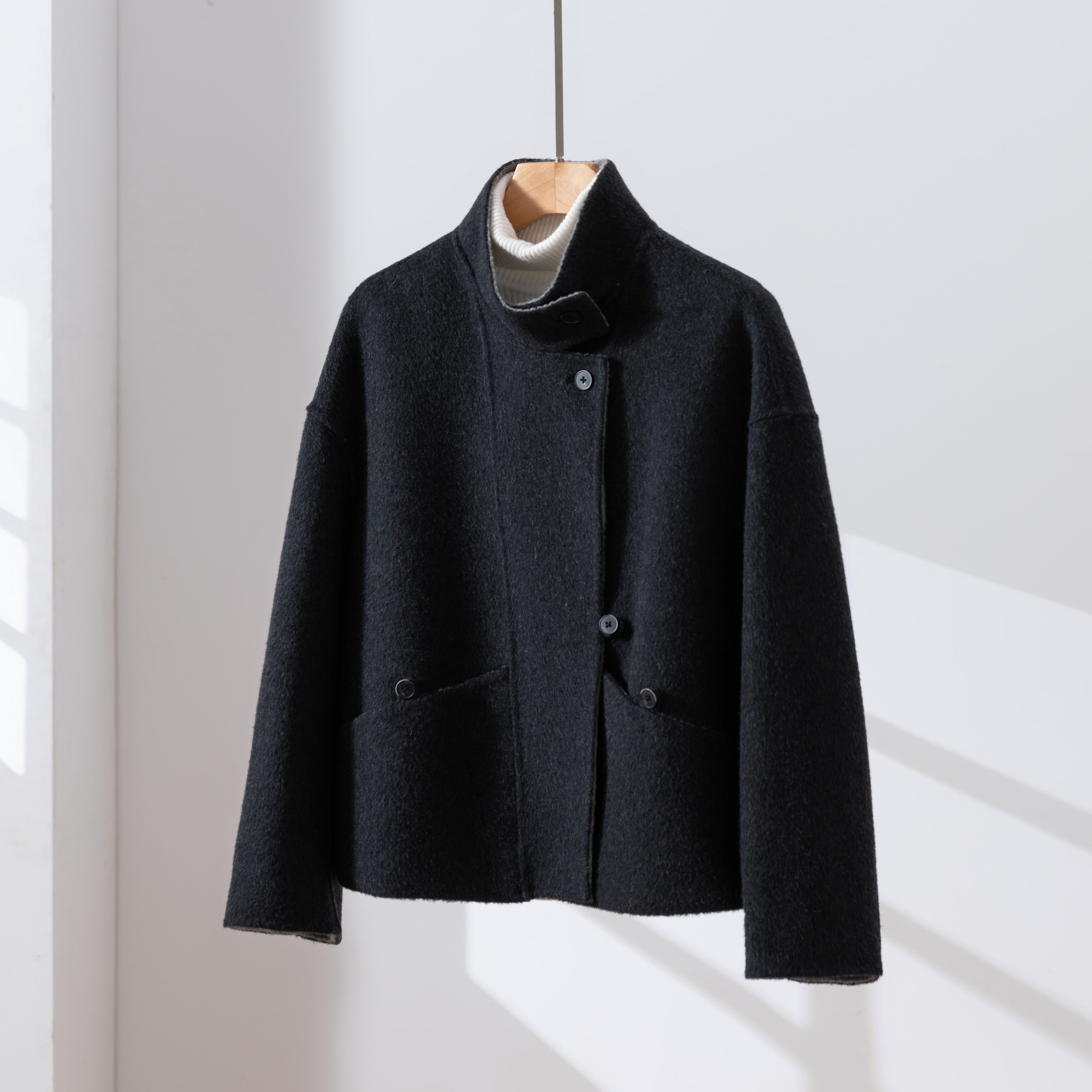 軽やかで品格あるショートコート　 ウール混ダブルフェイスショートコート 　ダークグレー　260108-2