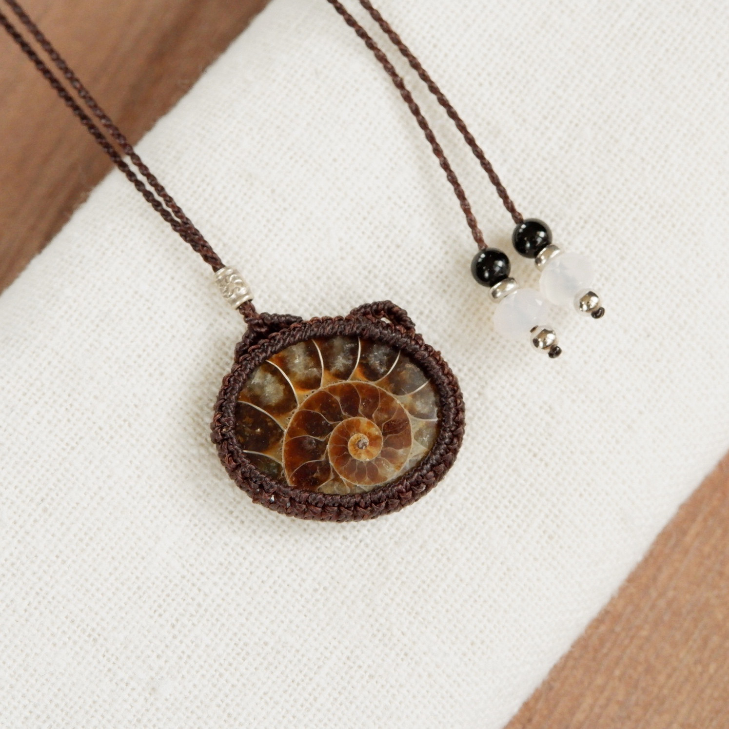 【1点もの】アンモナイトの石猫ちゃんネックレス　アンモニャイト　* マクラメ編みsilver925アクセサリー
