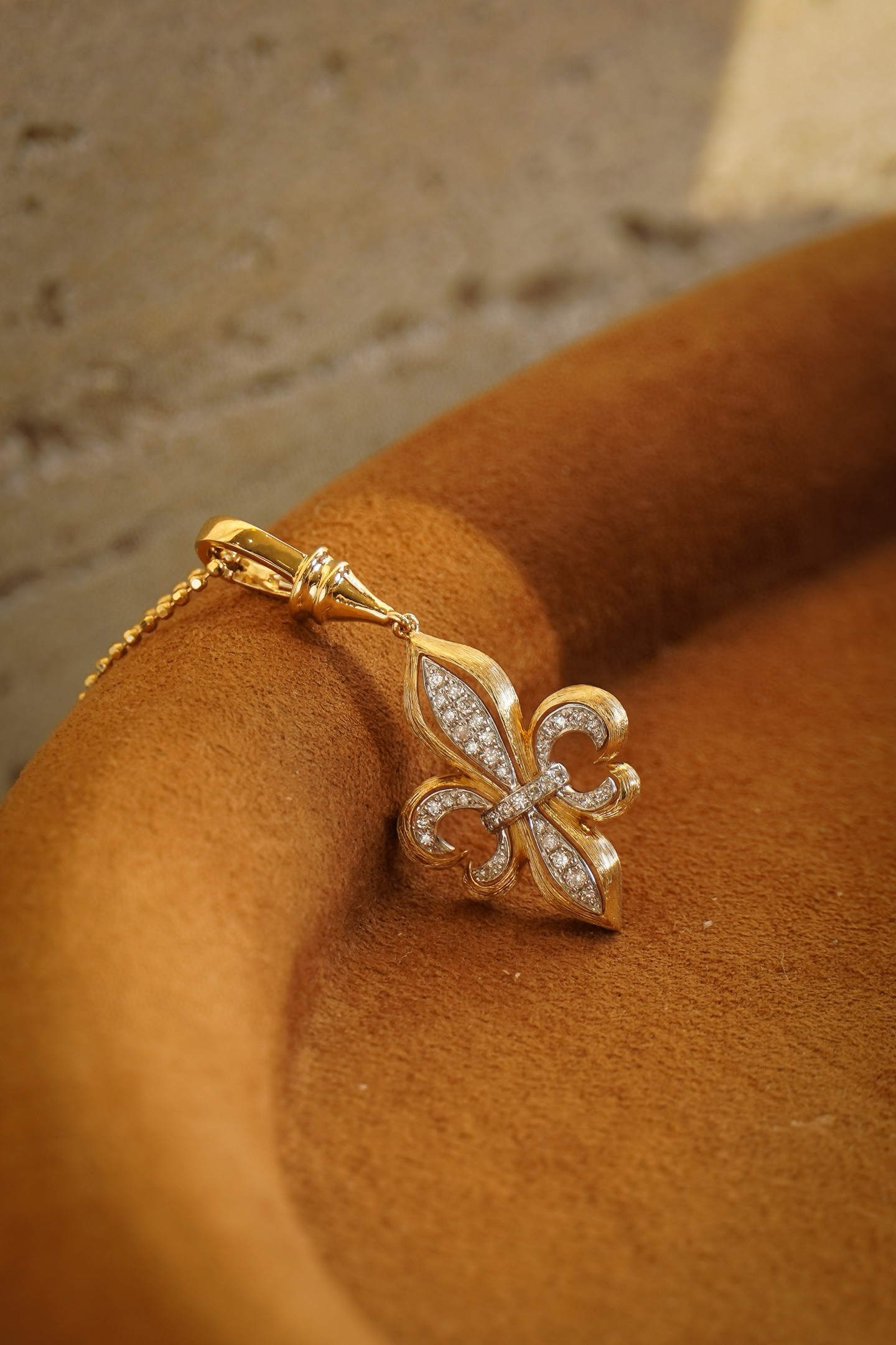 「アヤメ」K18  天然ダイヤモンド　純愛　女性　女王　ペンダントのみ　法式