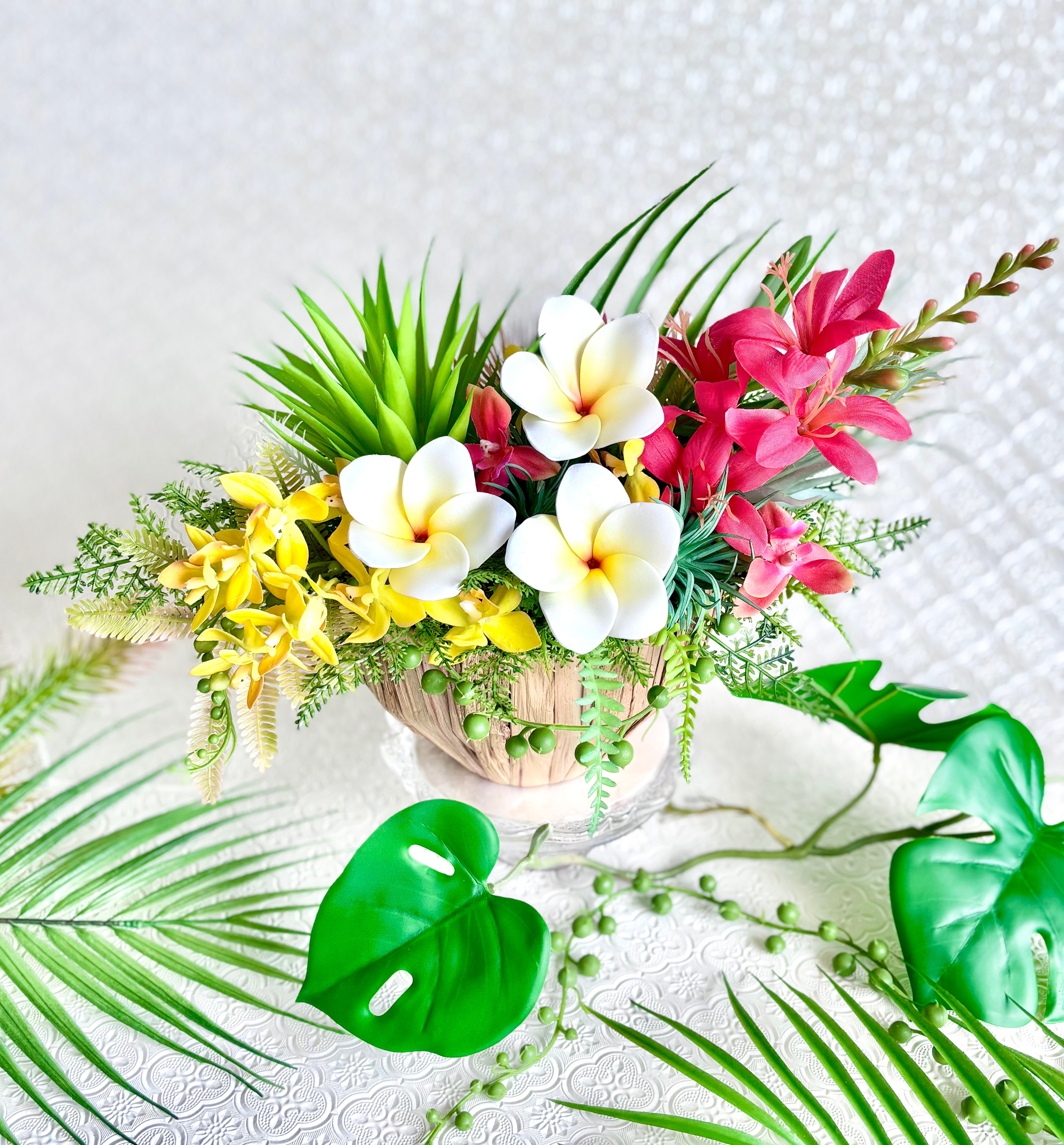 プルメリアと南国植物のココナッツバスケットアレンジメント（アーティフィシャルフラワー・造花）
