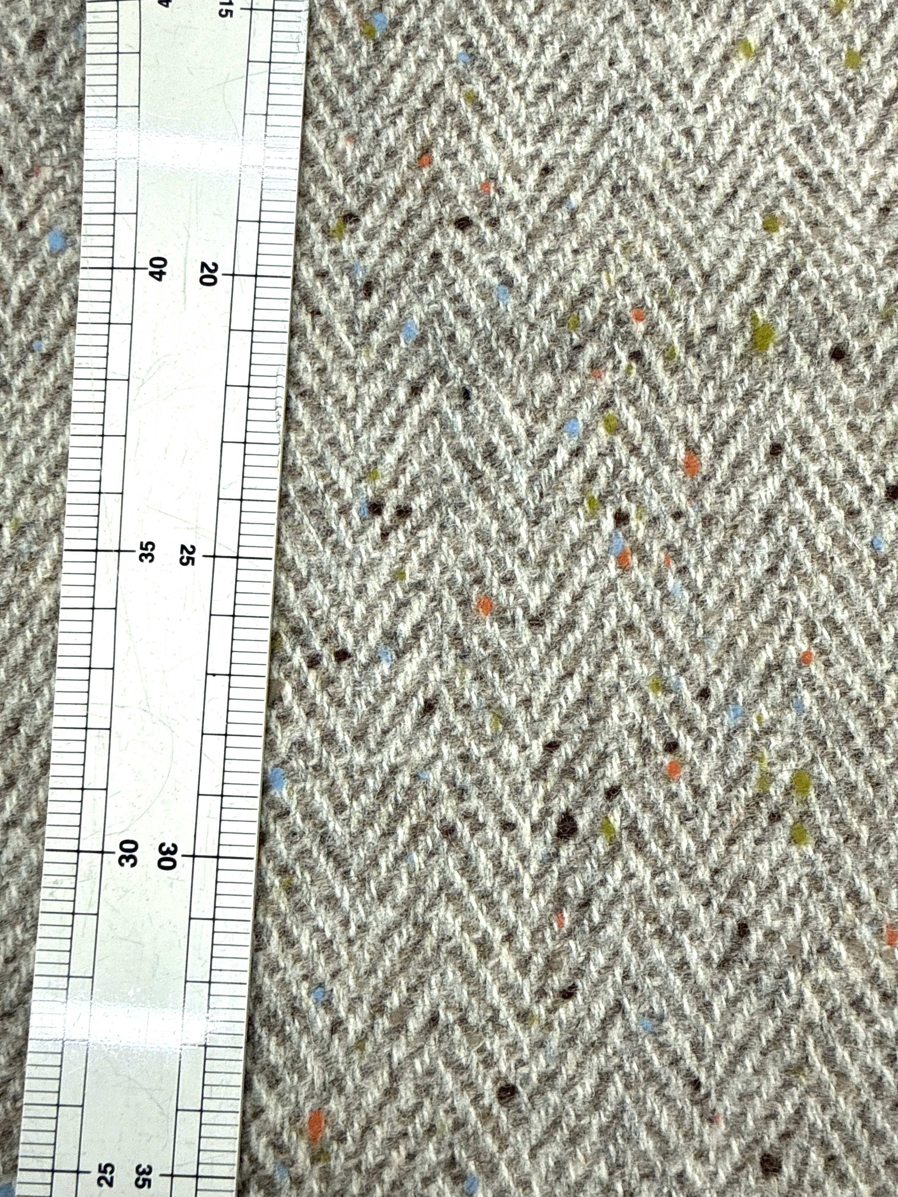 ヘリンボーン（杉綾織り）ツイード　ウール素材