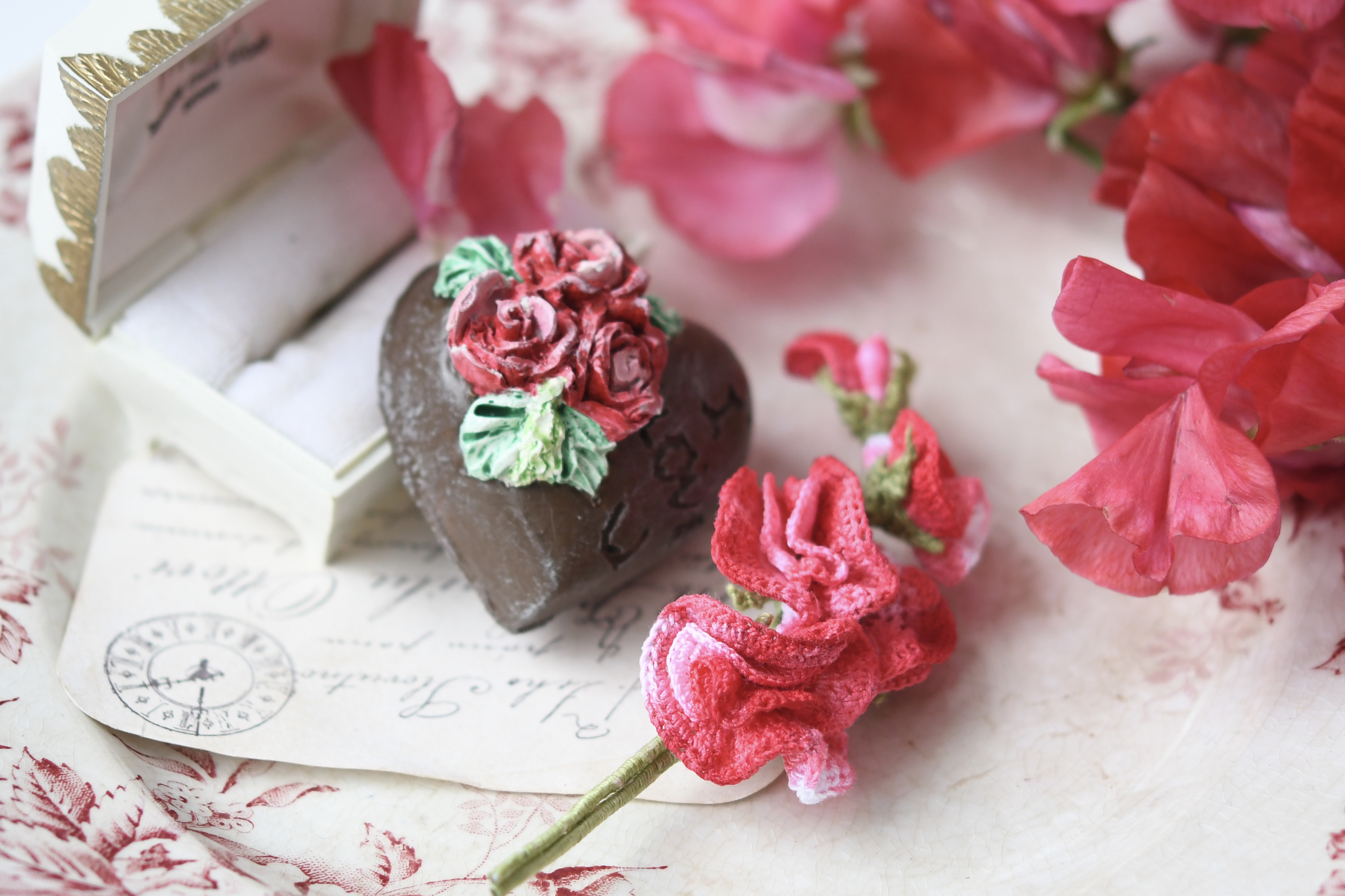 【受注制作20日】ブローチ　赤いスイートピー　手編み　レース編み