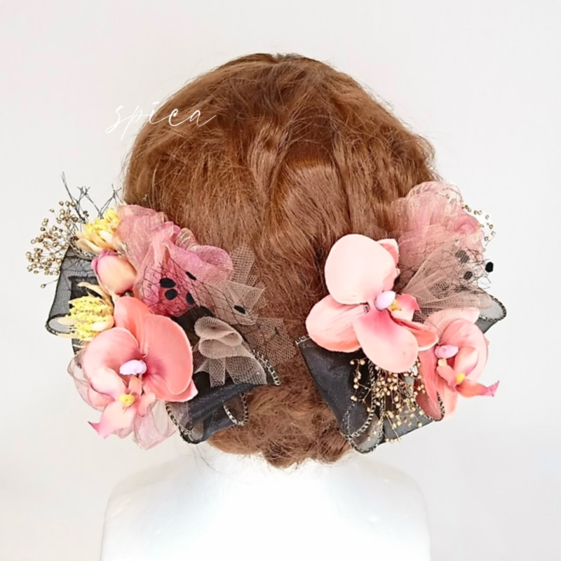 【一点限定】ピンクの胡蝶蘭とチュールとリボンのヘッドドレス 髪飾り 成人式 卒業式 袴 造花 黒 薄黄色 ゴールド