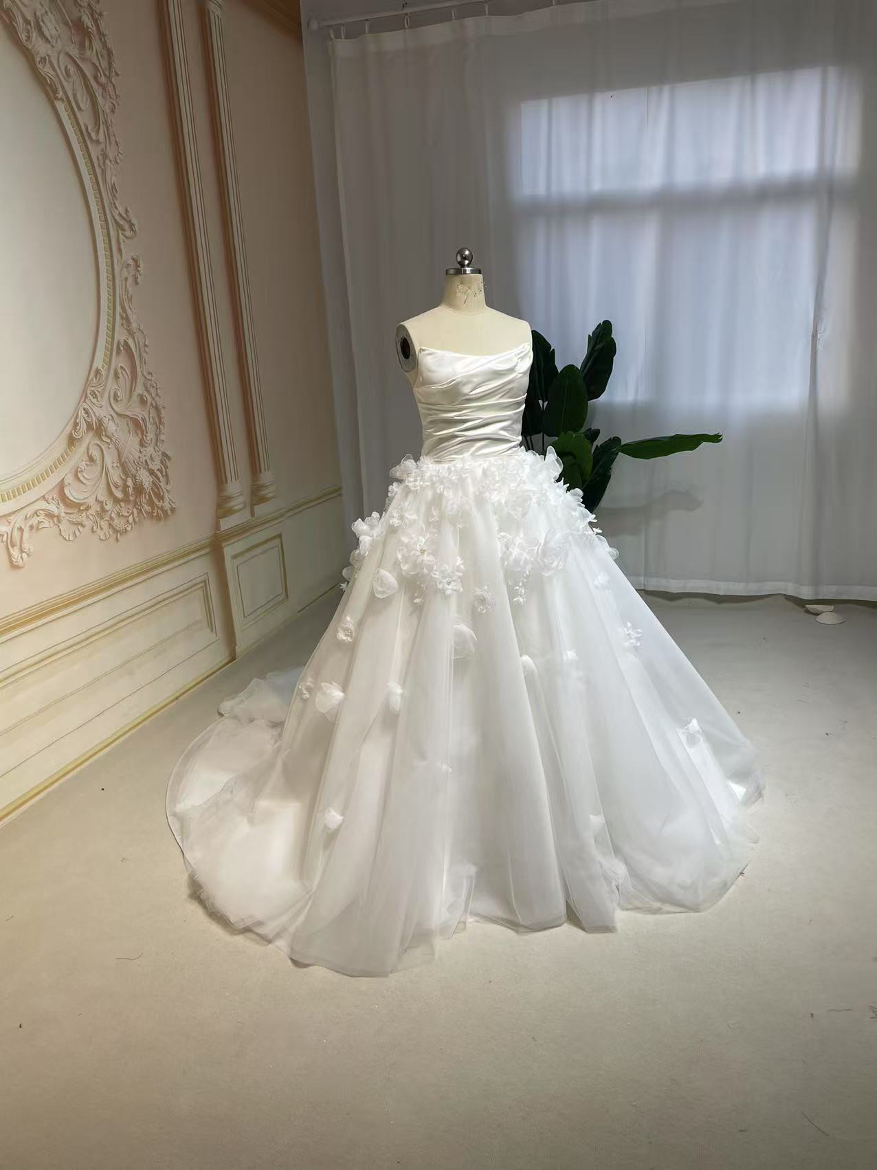 新作　品質保証　白　カラー変更可能　サテン　チュール　可愛いウェディングドレス　お花飾り　編み上げ　ロングトレーン結婚式