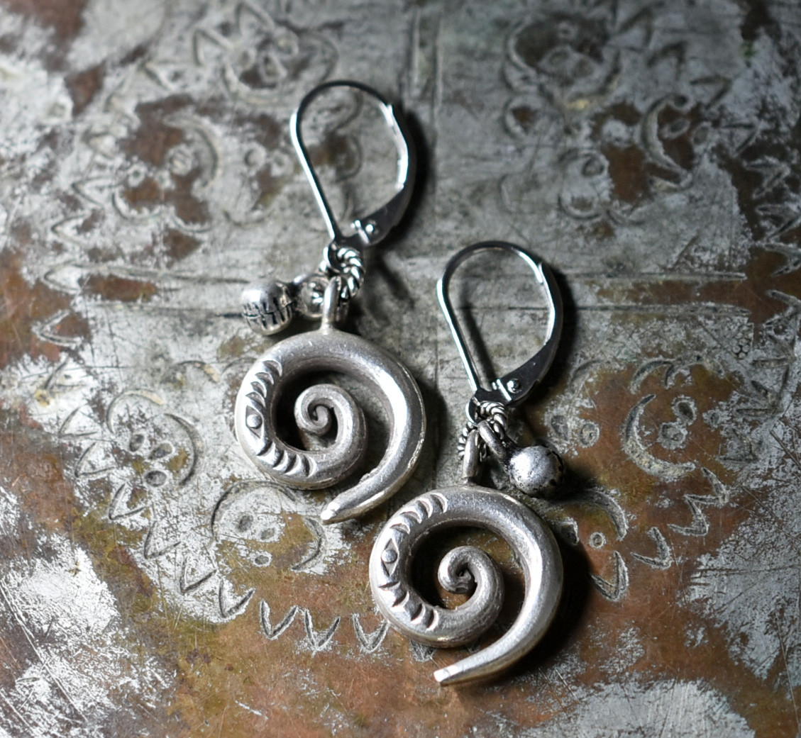 アイ模様刻印入り渦巻きカレンシルバーとインドシルバー鈴のピアス