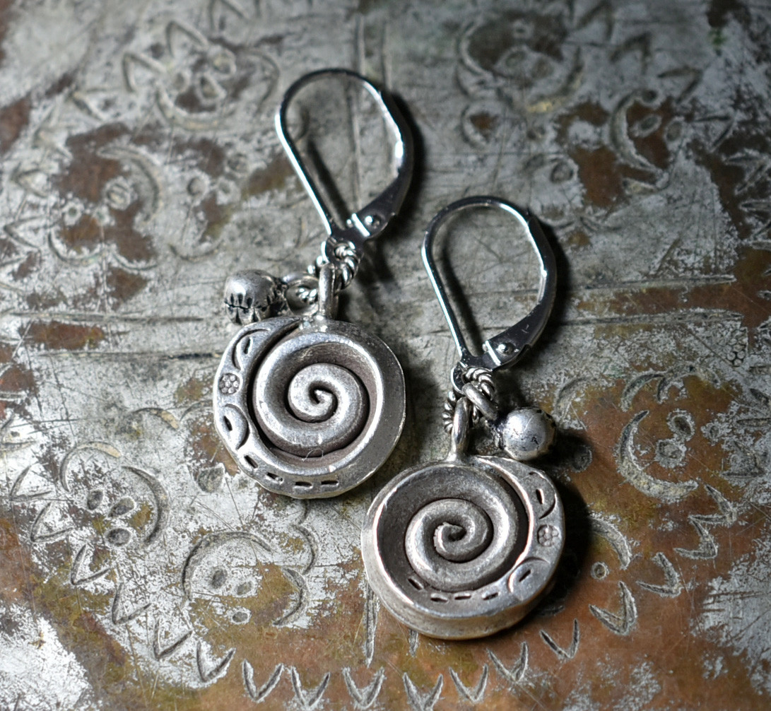 花模様刻印入り渦巻きカレンシルバーとインドシルバー鈴のピアス