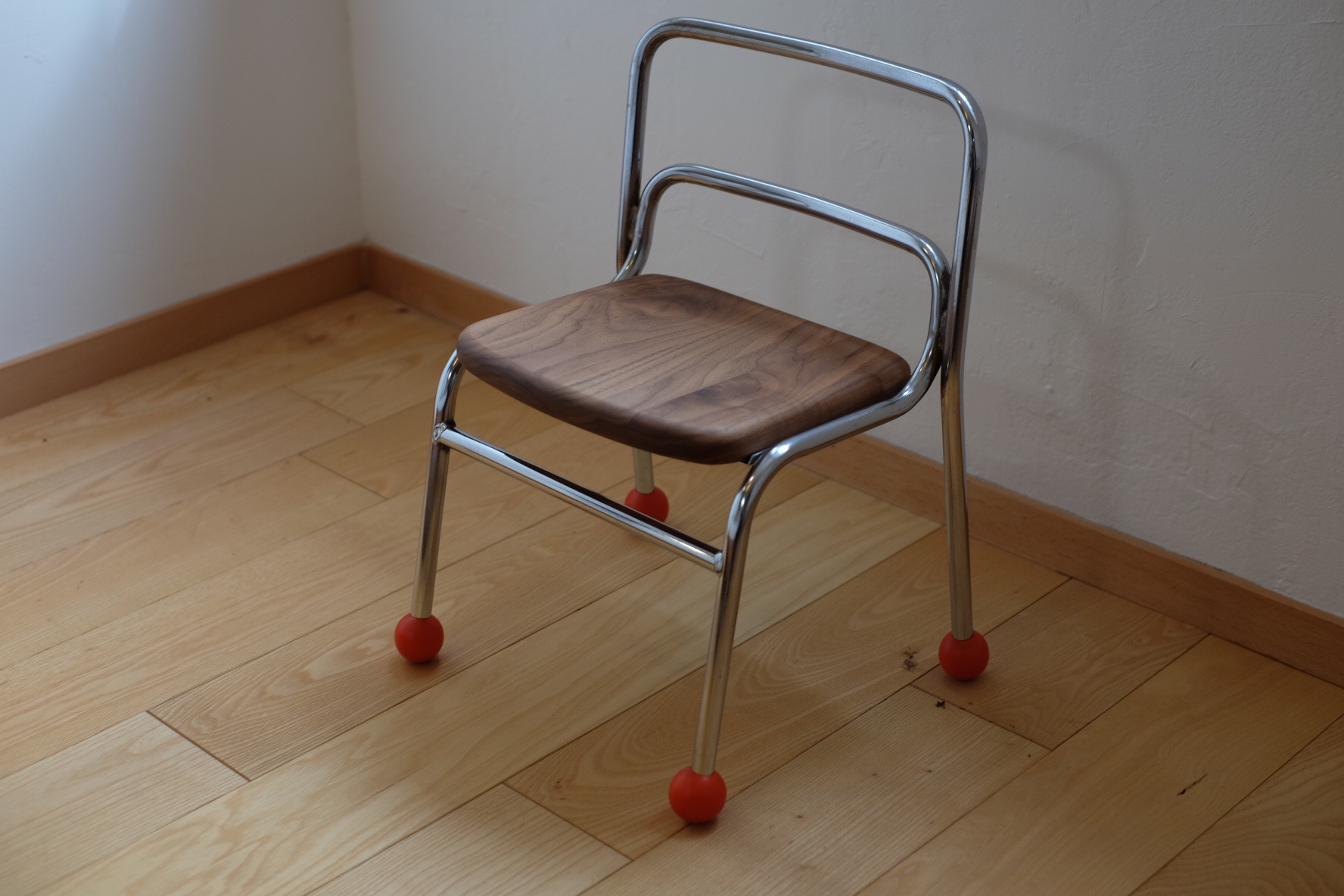 リメイク幼稚園椅子　脚先カラー球タイプ オレンジ