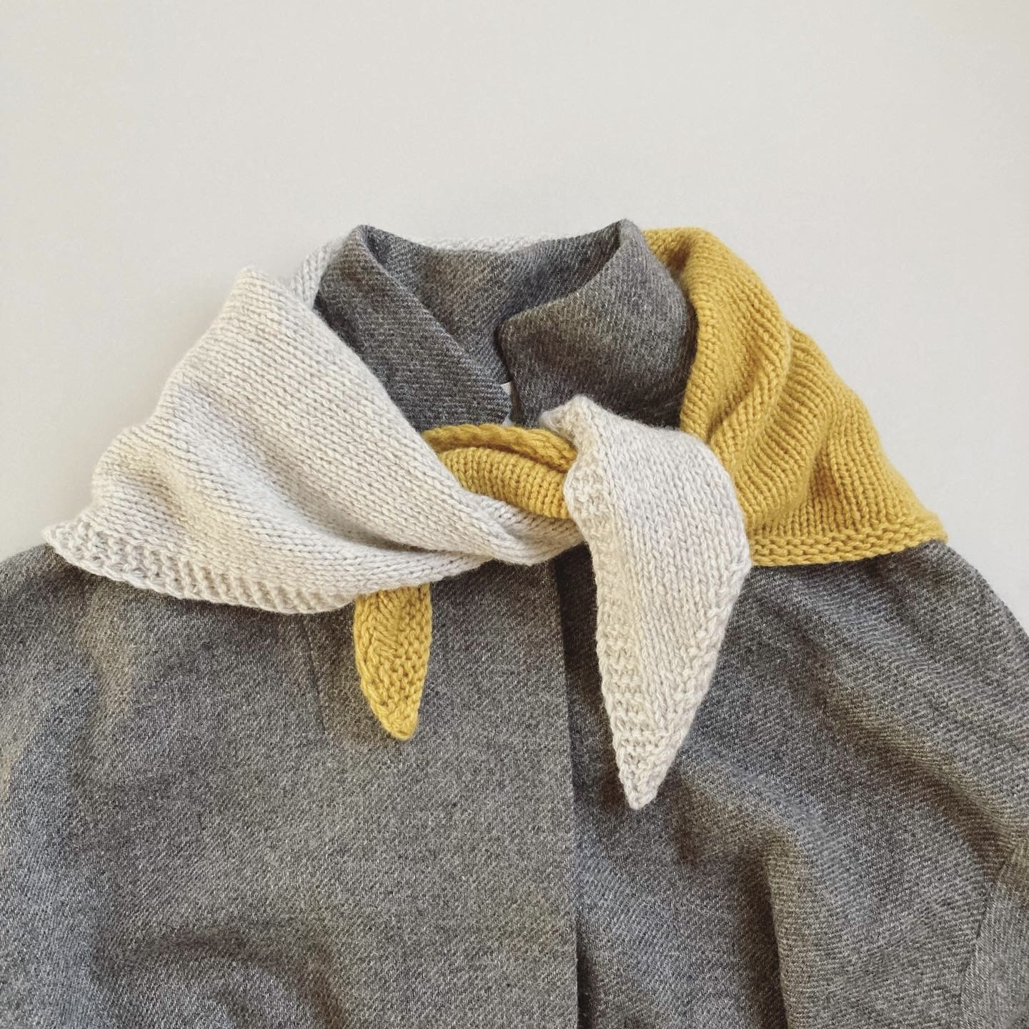 ラムウール 三角のミニストール（マスタード×L.グレー）