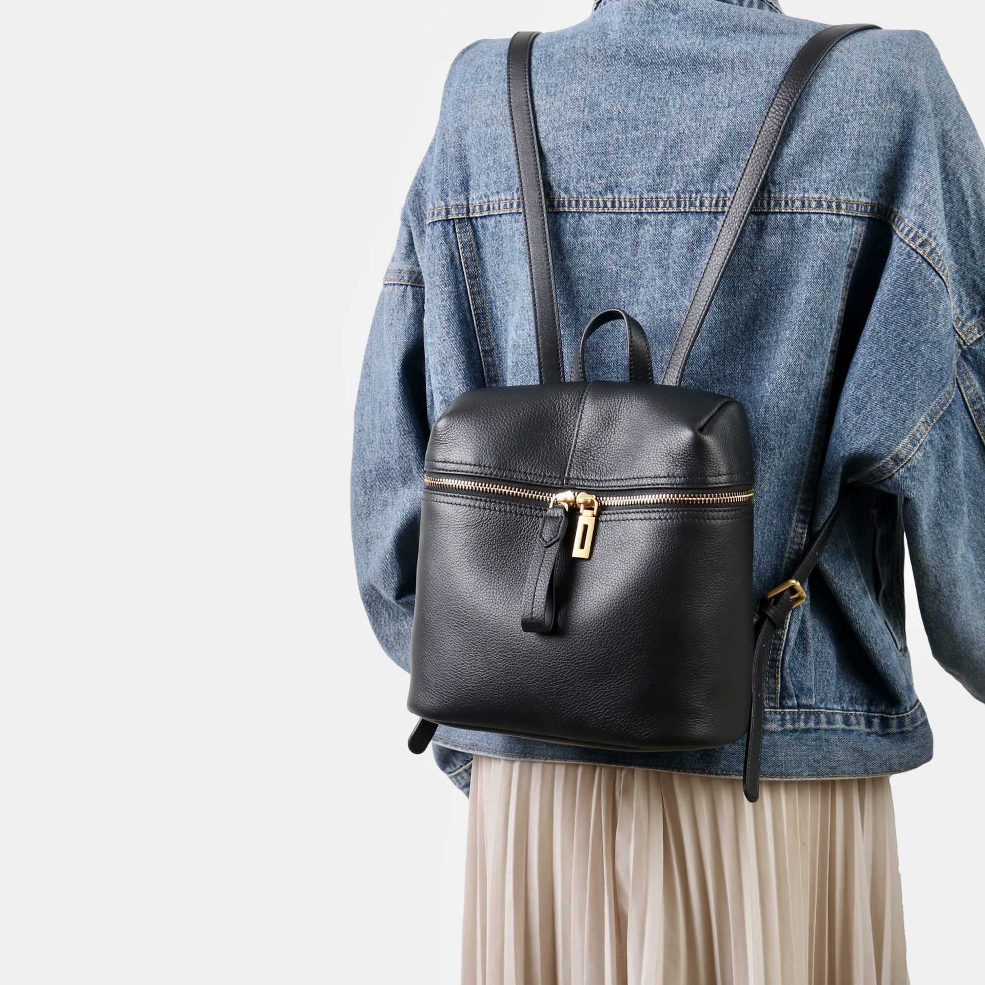 やわらかな牛革の軽やかバックパック｜通勤にも旅行にも使いやすい上質レザーリュック