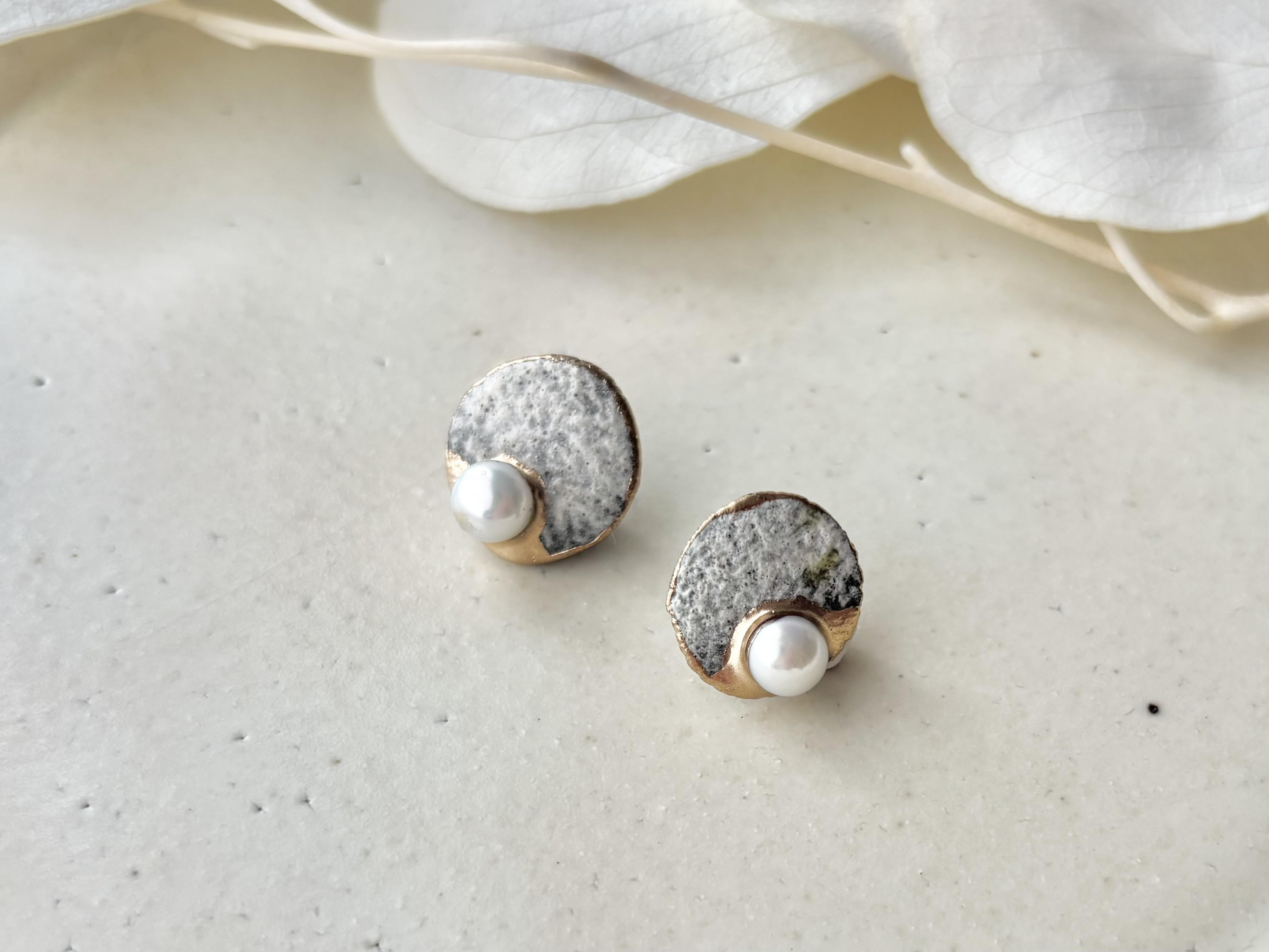 【金具が選べる】唐津焼　白華窯　金継ぎ　ピアス　イヤリング　グレー　ゴールド　淡水パール　伝統工芸　＃428