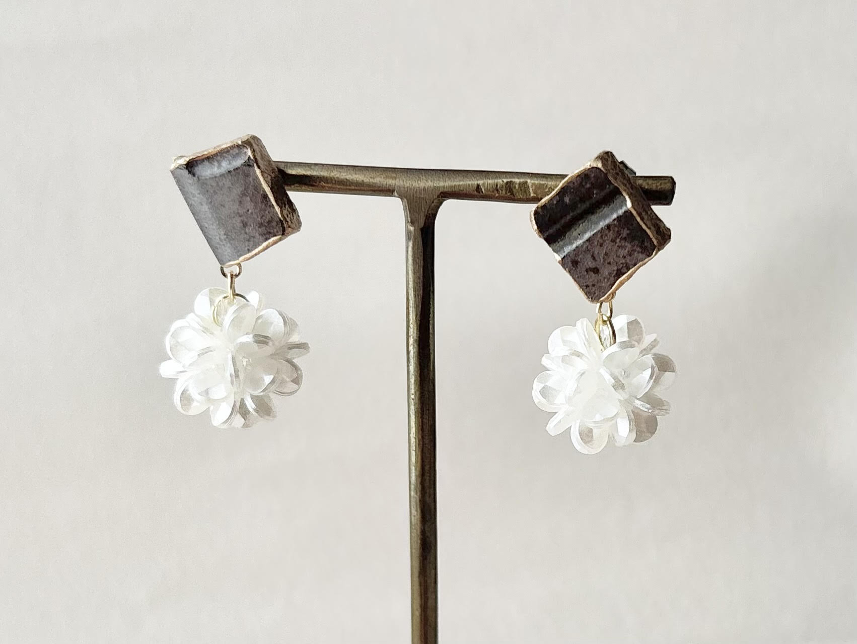 唐津焼　金継ぎ　サージカルステンレスピアス　茶色　フラワーボール　揺れる　伝統工芸　＃431