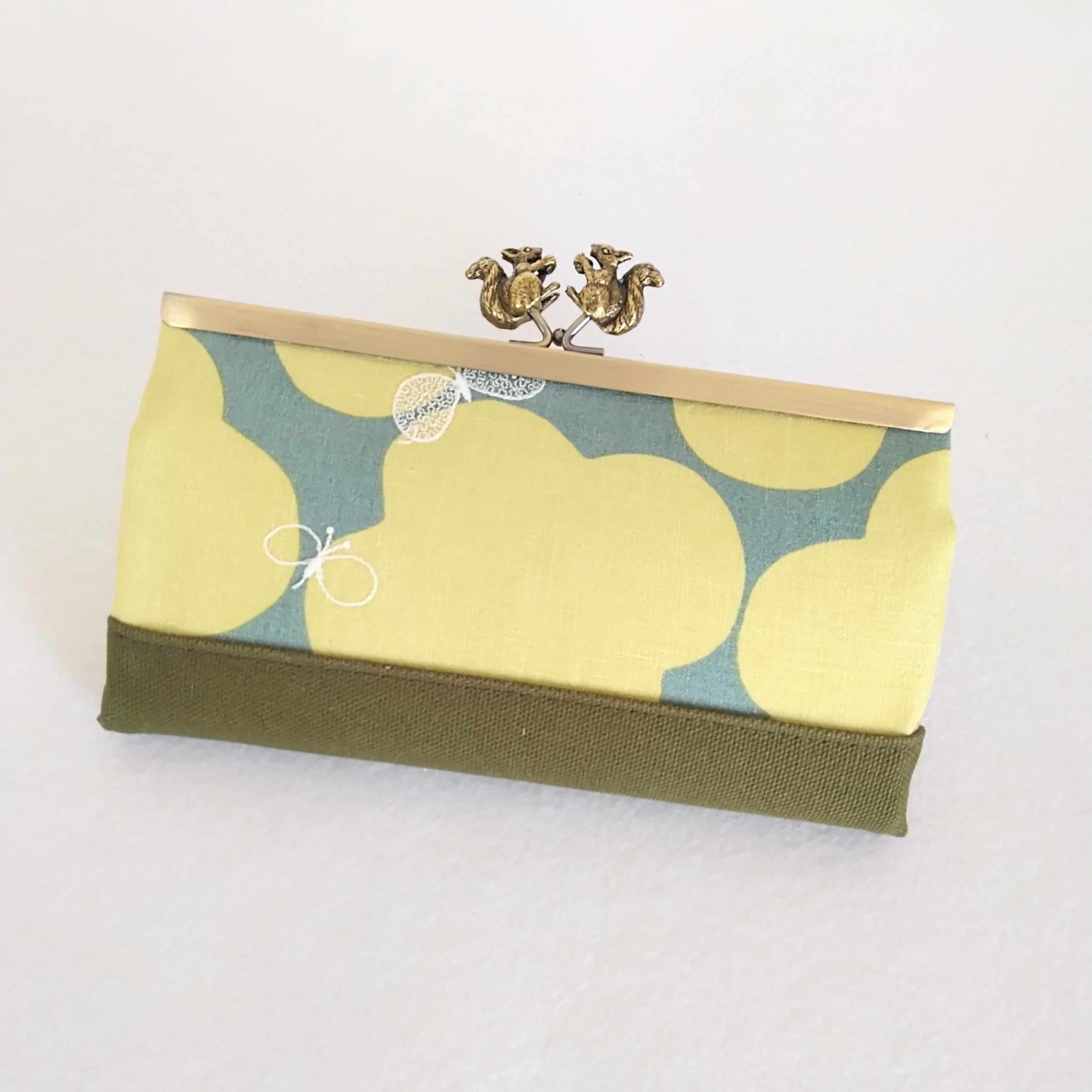 ミナペルホネン hanaco+choucho(カーキ) リス浮足がま口長財布