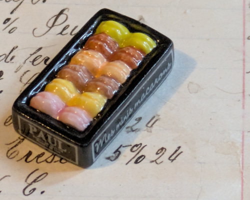 PAUL 120周年記念　2009 フェーブ　フェーヴ　ヴィンテージ　フランス Paul ポール 120周年記念】フェーヴ マカロン 陶器 ガレット・デ・ロワ