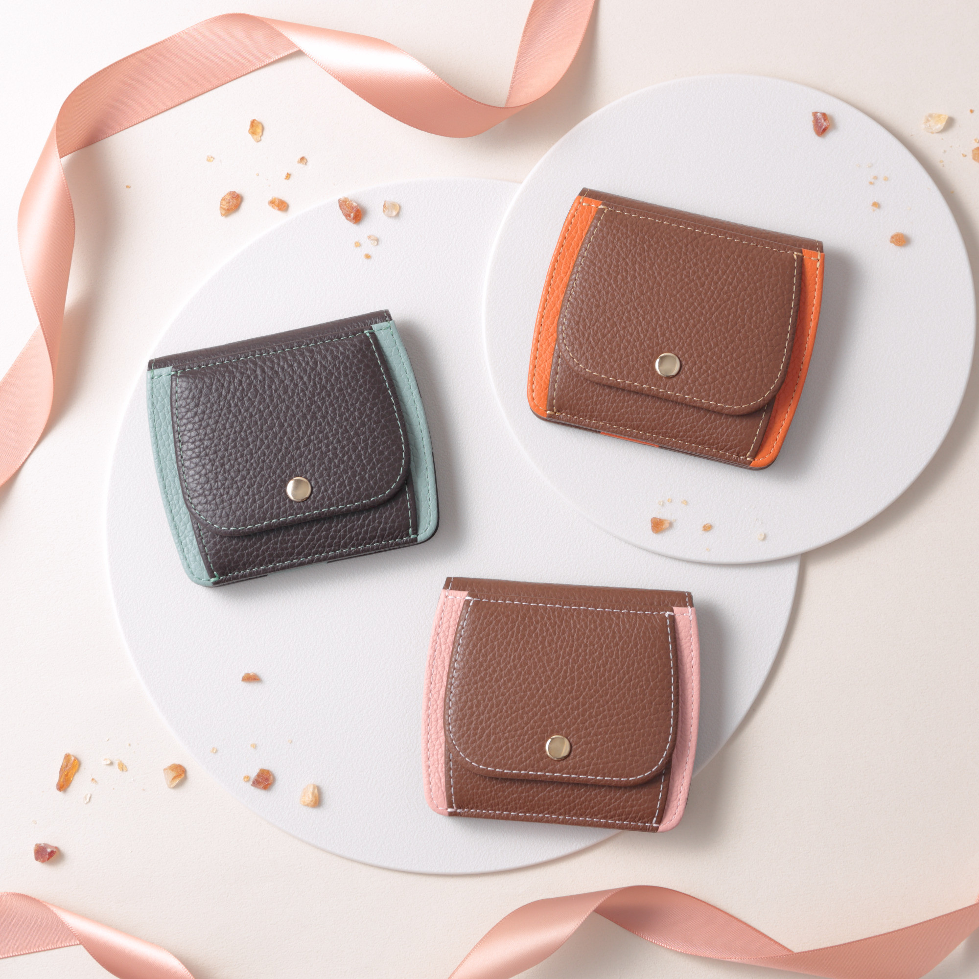 チョコレートカラーのコンパクト折り財布