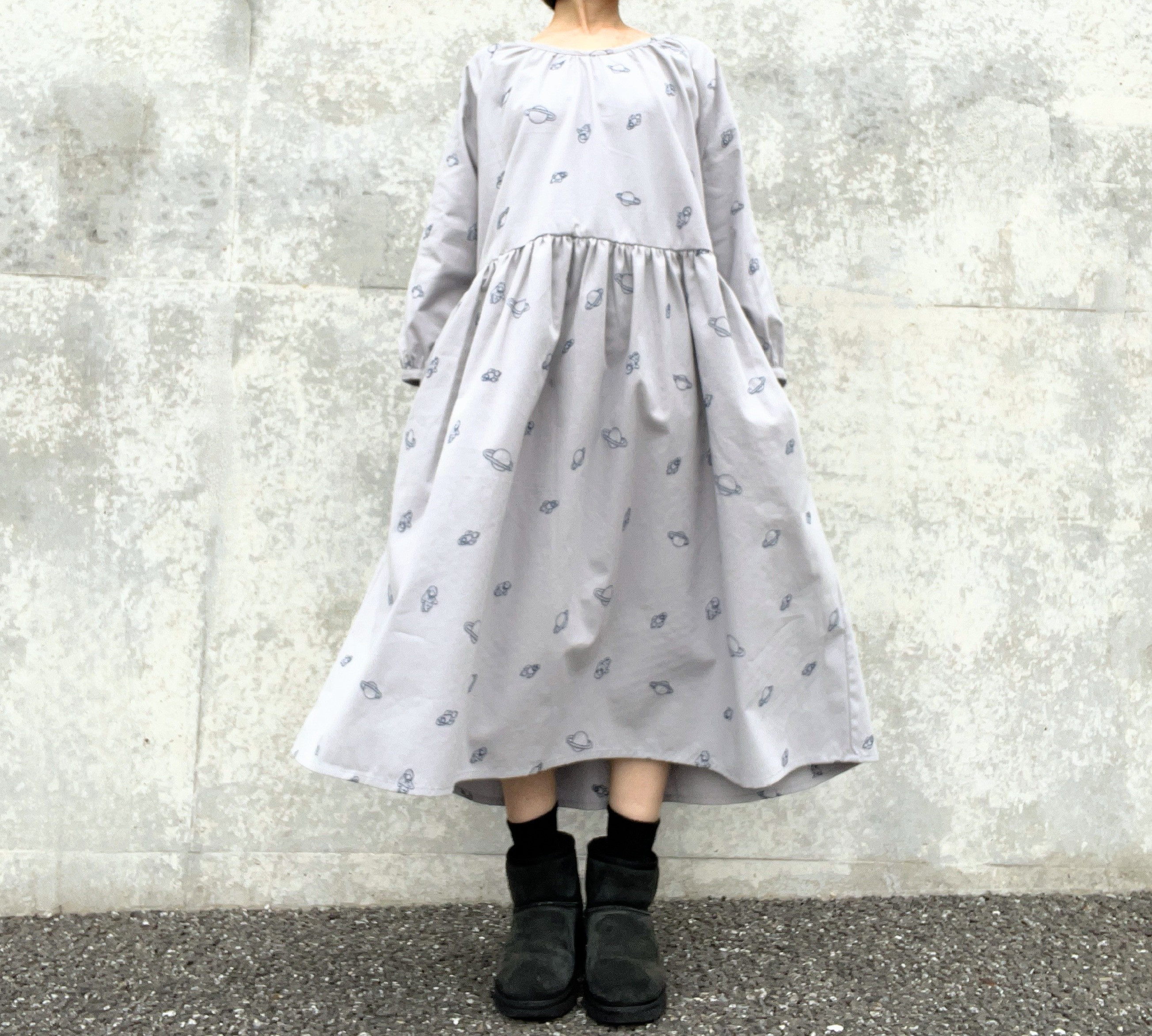 【30％OFF】刺繍の宇宙＊長袖ワンピース＊大人のナチュラルスタイル＊土星＊国産綿100％＊ポケット付＊スモーキーグレー