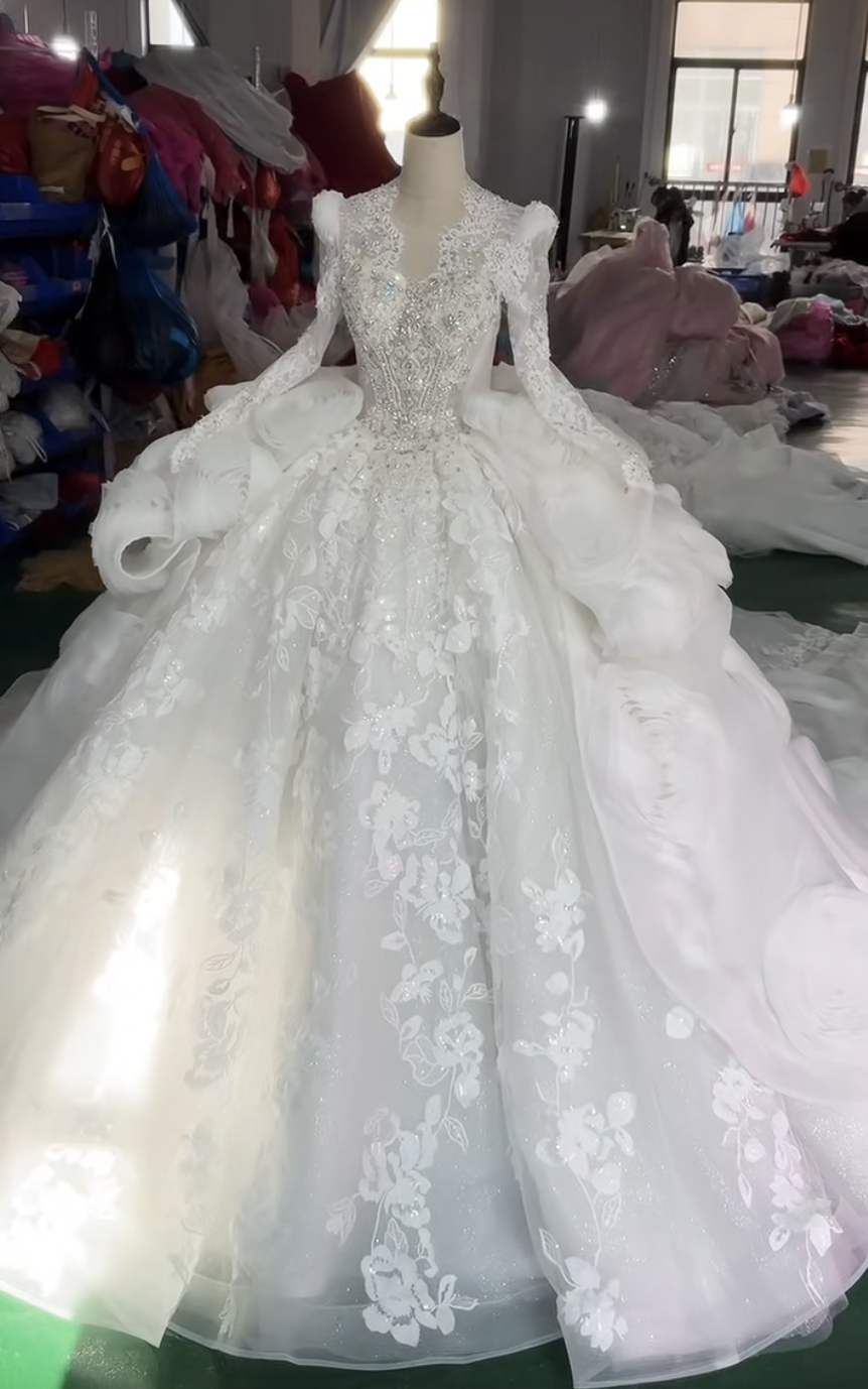 素材感を際立つ　高品質ウェディングドレス　薔薇ローズ飾り　vネック　繊細な刺繍　ロングトレーン　編み上げ　たっぷりな刺繍