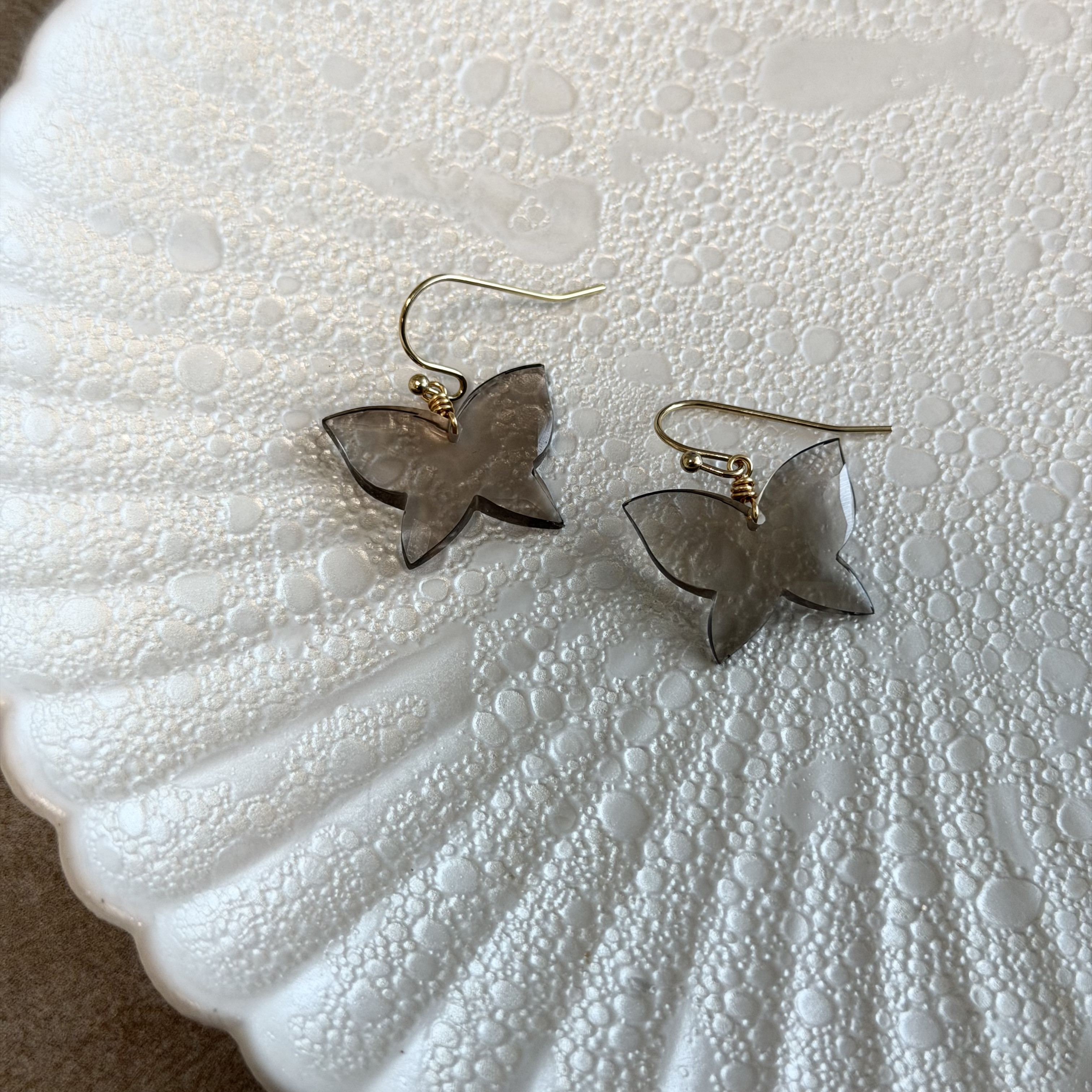 スモーキークォーツのバタフライカットピアス/金具変更可〈14kgf  K10  K18〉