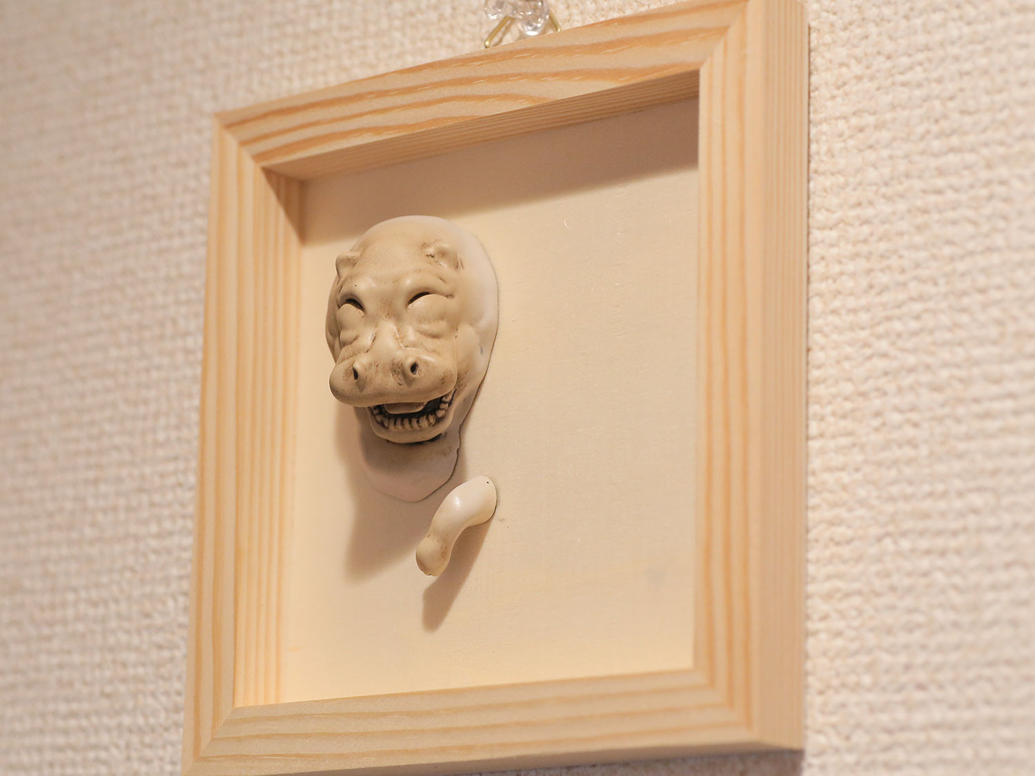 オブジェ 立体アート / 理由のない笑顔 — 境界線を越えたカバのメッセンジャー