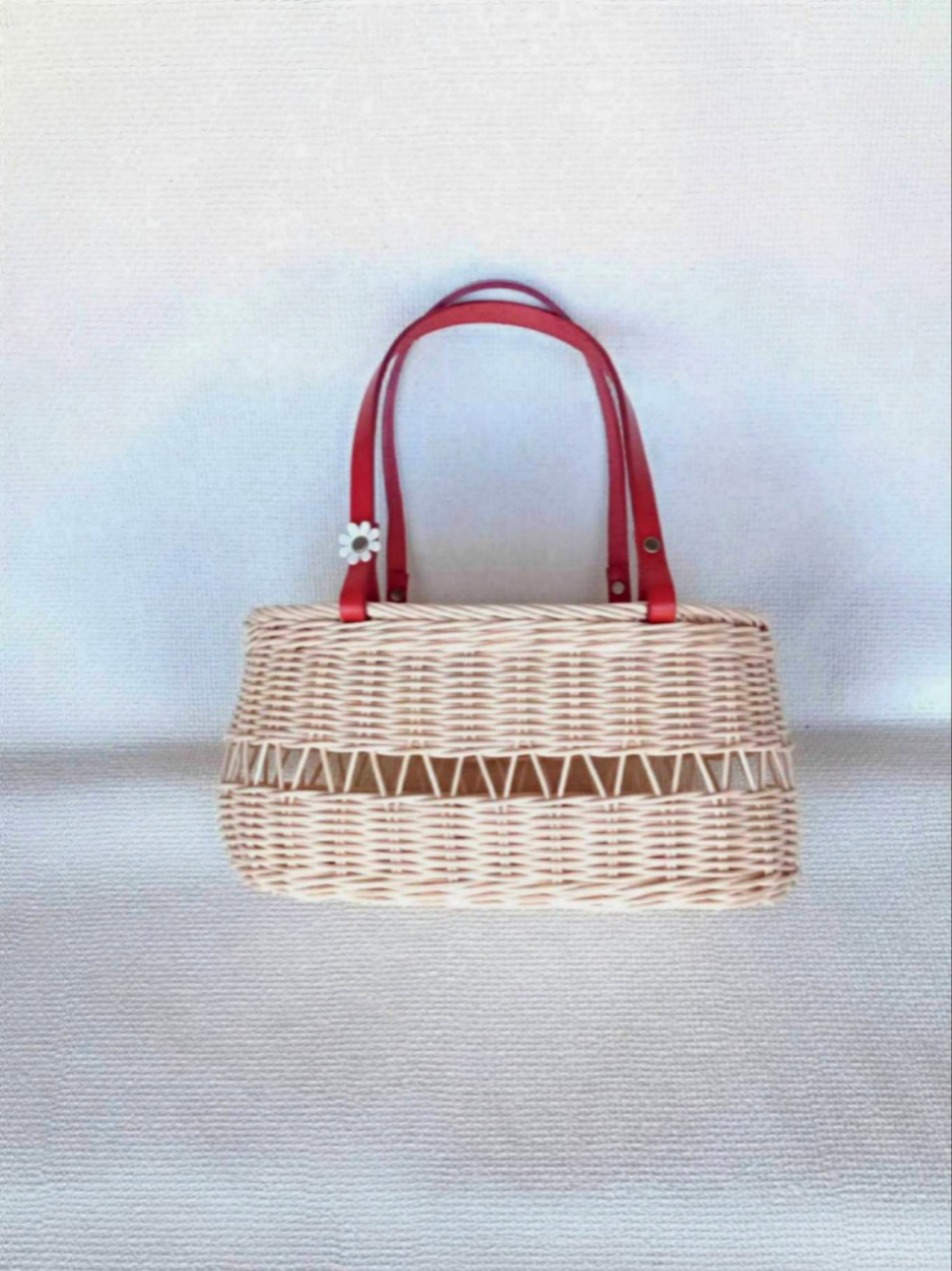 赤い持ち手のかごバッグ
